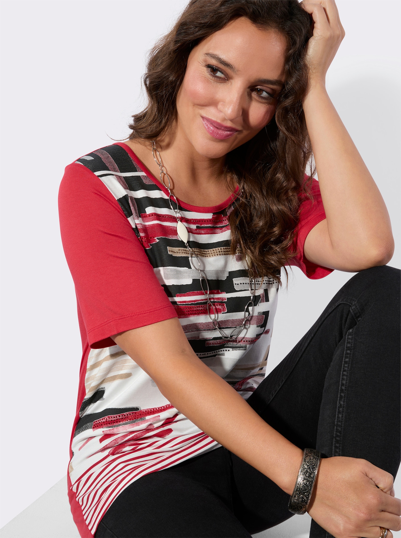 Rundhalsshirt mit Ziersteinchen im Vorderteil - erdbeere