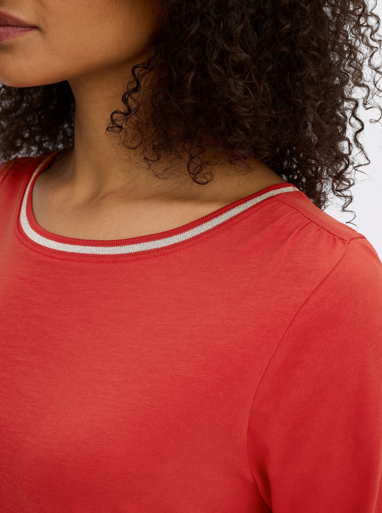 sheego 3/4-Arm-Shirt mit Glitzergarn am Ausschnitt - erdbeere