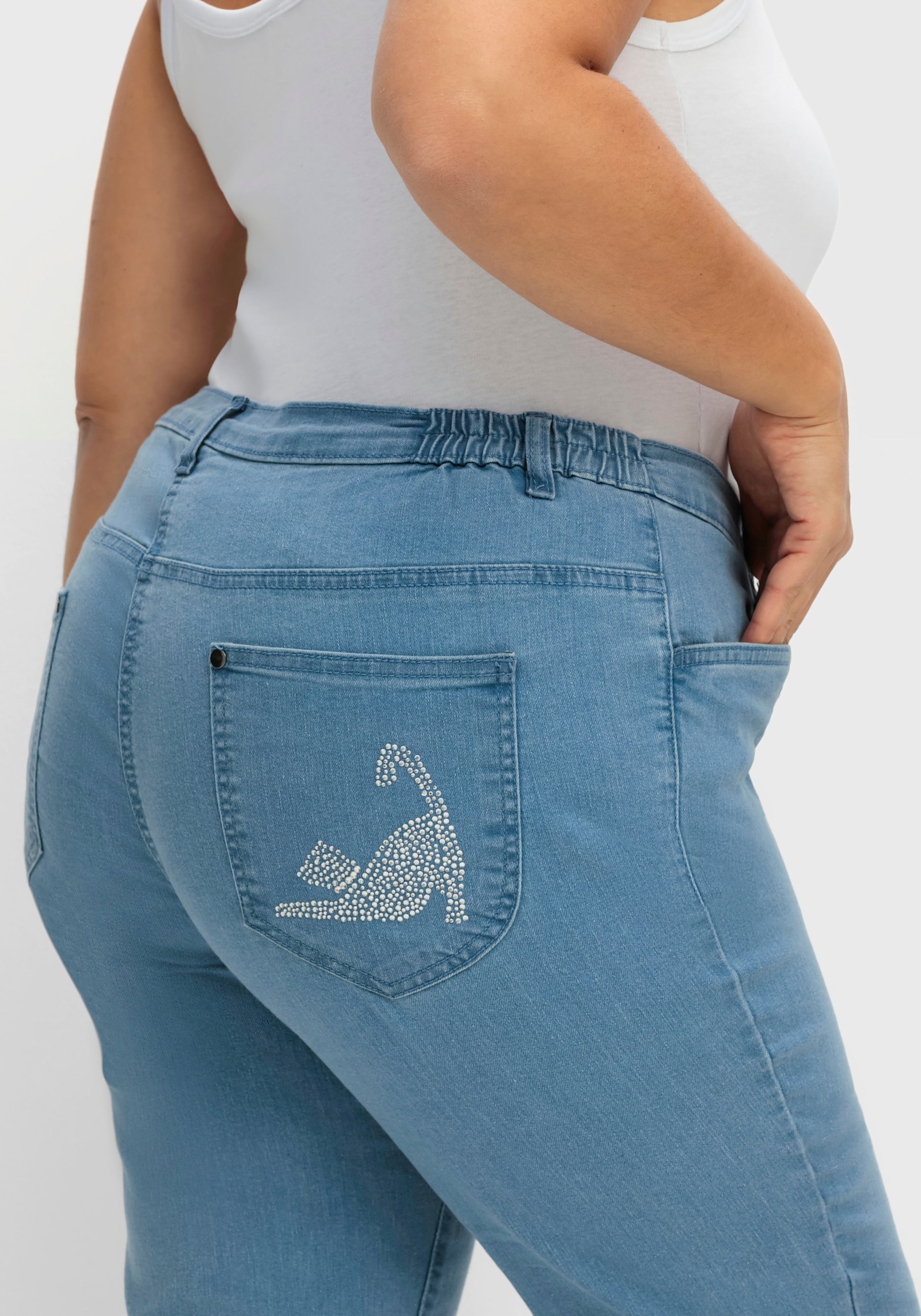 Caprijeans mit glitzerndem Katzenmotiv - blue-bleached