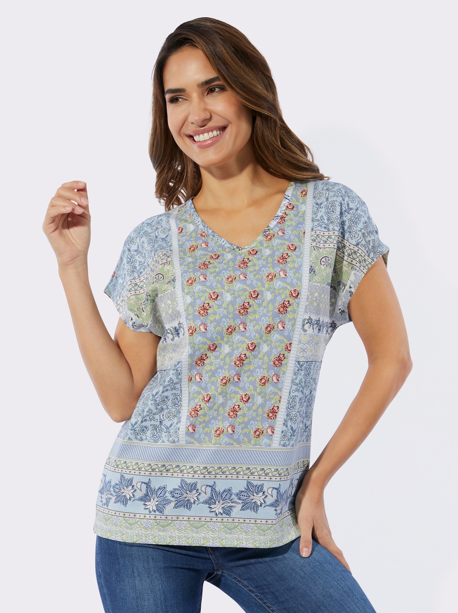 V-Shirt in Patch-Optik - taubenblau-hellblau-bedruckt