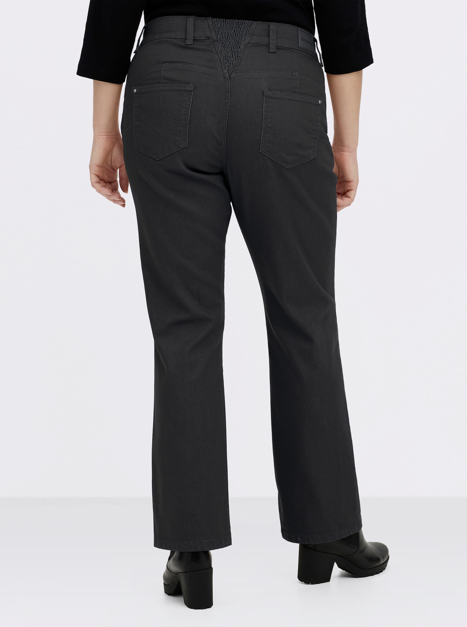 Bootcut-Jeans mit Push-up-Effekt - schwarz