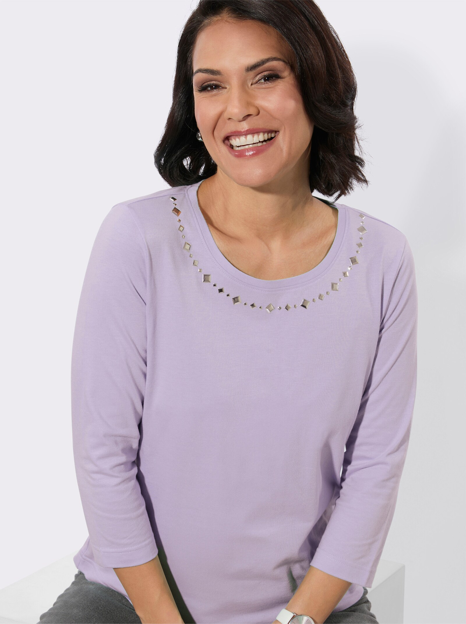 Rundhalsshirt mit Ziersteinchen - flieder