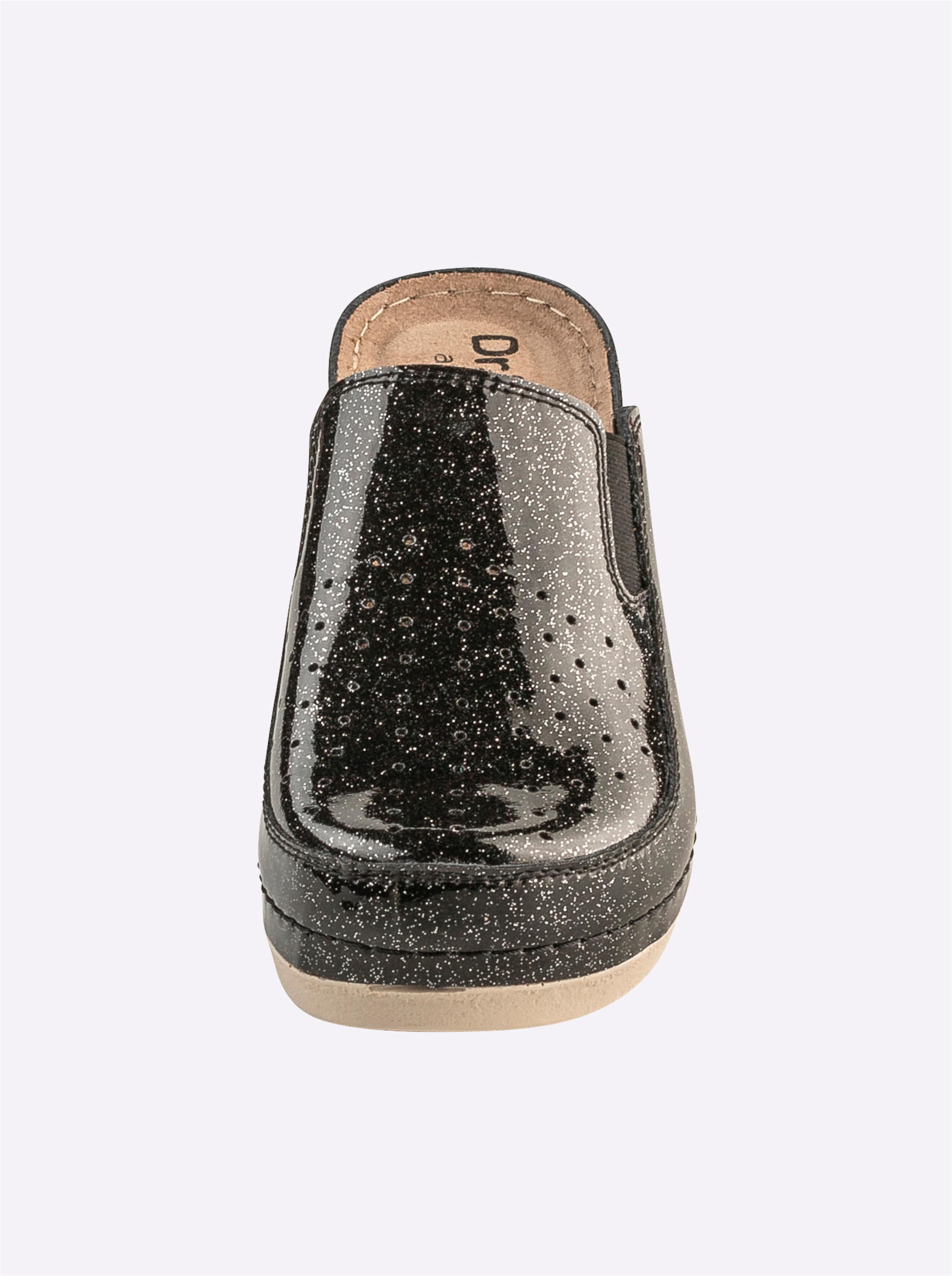 Sohle Leder  günstig Kaufen-Clog in schwarz von Mubb. Clog in schwarz von Mubb <![CDATA[Clog Aus Rindleder, mit Glitzerlack-Überzug. Seitliche Stretcheinsätze für mehr Tragekomfort. Gepolsterte Innensohle aus Leder. Flexible Laufsohle. Keilabsatz, Absatzhöhe ca. 45 mm (bei Gr. 3