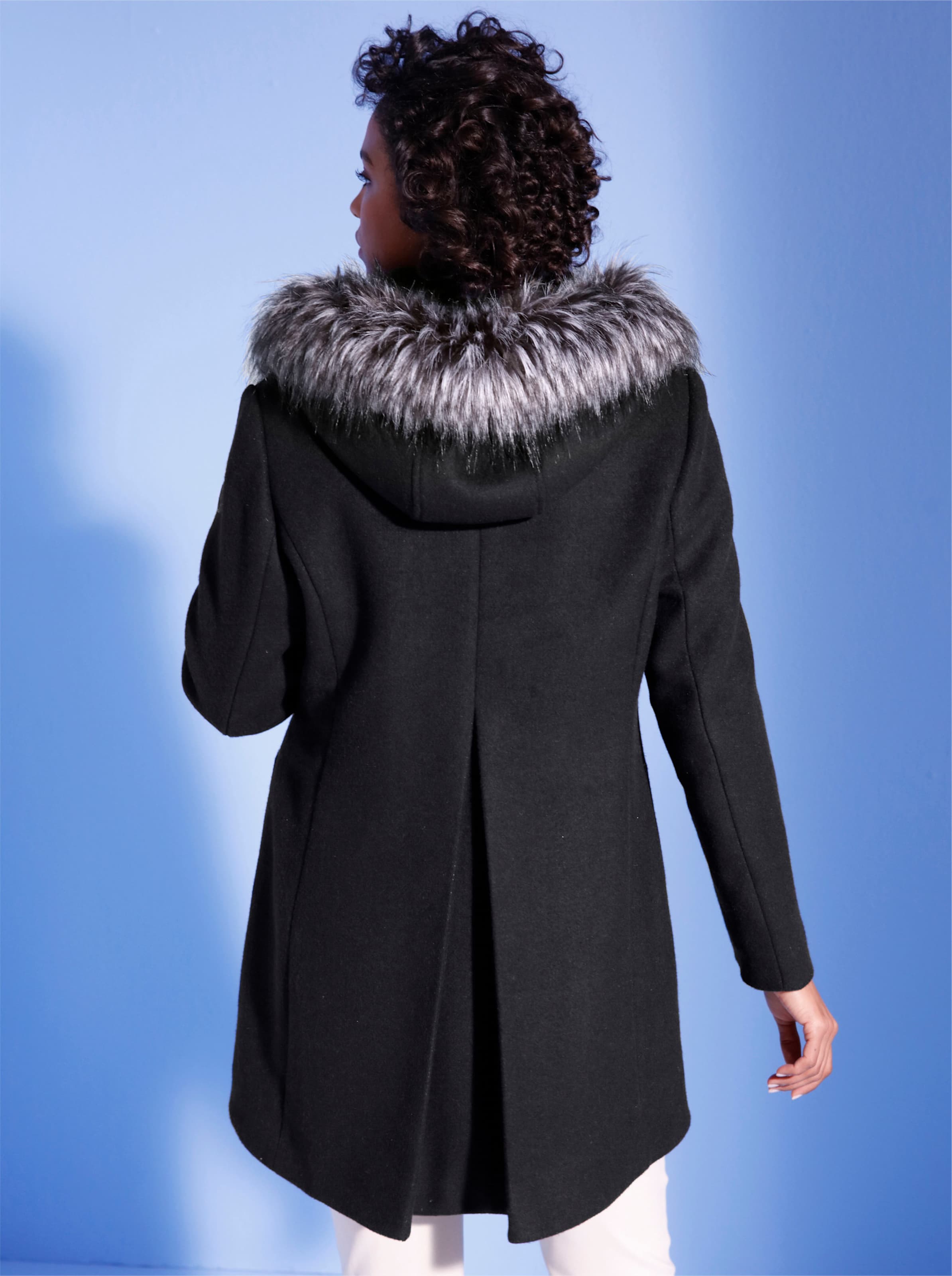 Die X günstig Kaufen-Wollmix-Jacke in schwarz von Manisa. Wollmix-Jacke in schwarz von Manisa <![CDATA[Beweisen Sie mit dieser Wollmix-Jacke Ihr Gespür für Mode mit Stil! Angenehm wärmend durch den Woll-Anteil begeistert sie durch die leichte A-Form mit 2-Wege-Reißverschl