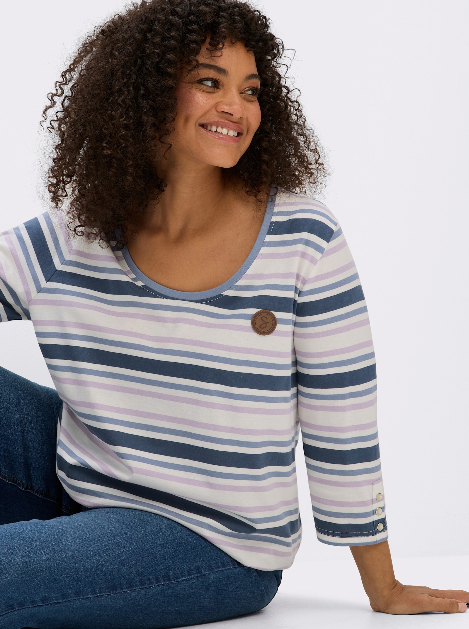 sheego Ringelshirt mit Zierknopfleiste an den Ärmeln - ecru-rauchblau-geringelt