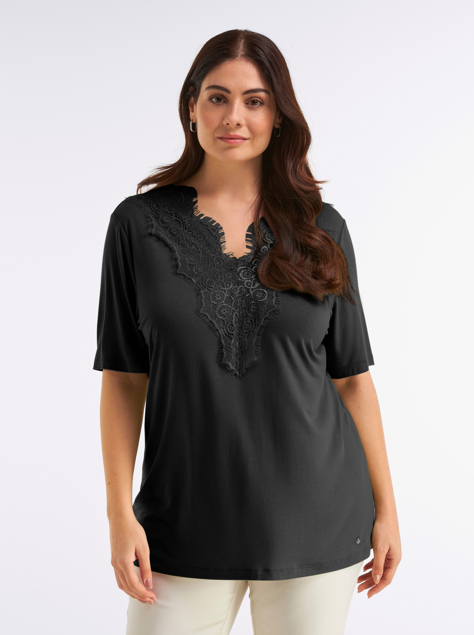 sheego Spitzenshirt mit beidseitigem, tiefem V - schwarz