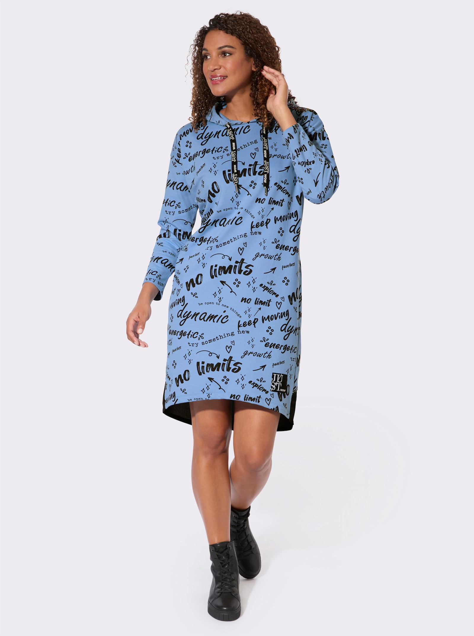 Hoodykleid mit Schriftzügen rundum - himmelblau-schwarz-bedruckt