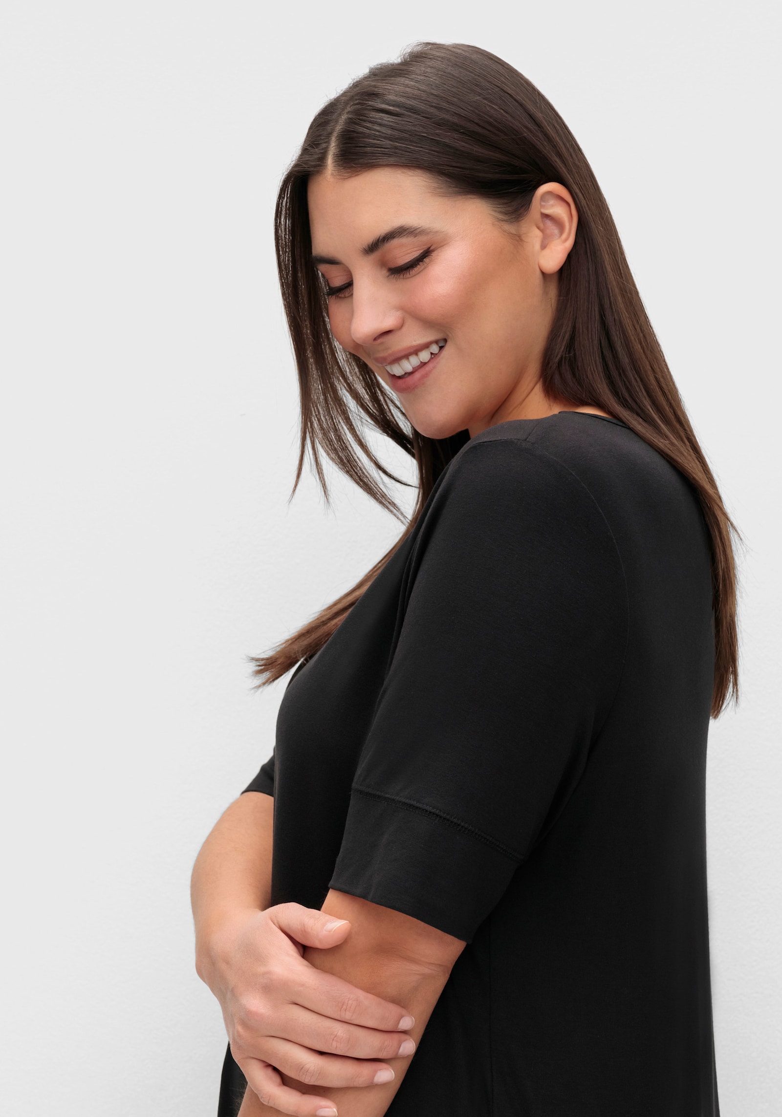 T-Shirt mit zweilagigem Ärmelbündchen - schwarz