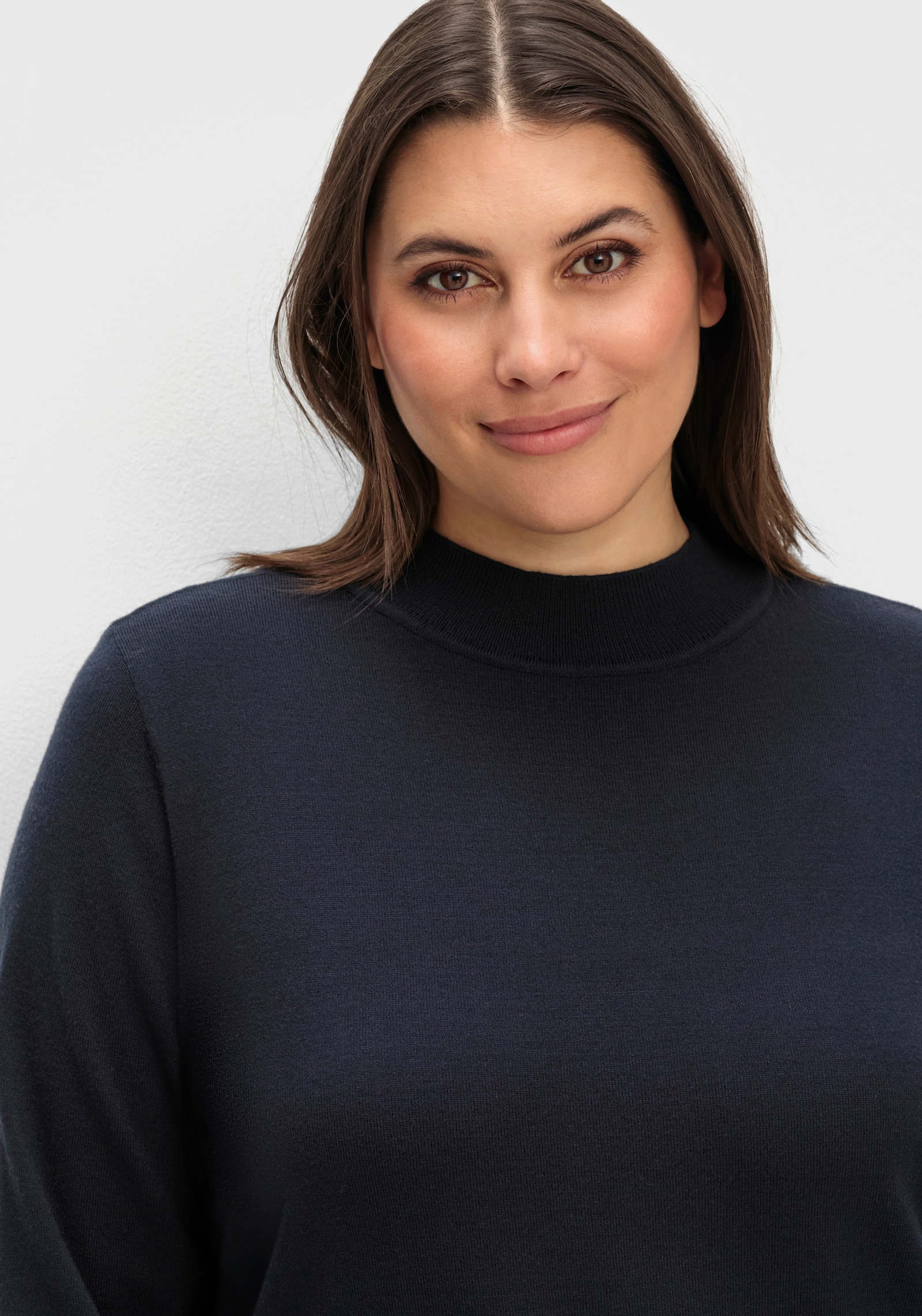 sheego Pull en tricot fin à col montant - bleu foncé