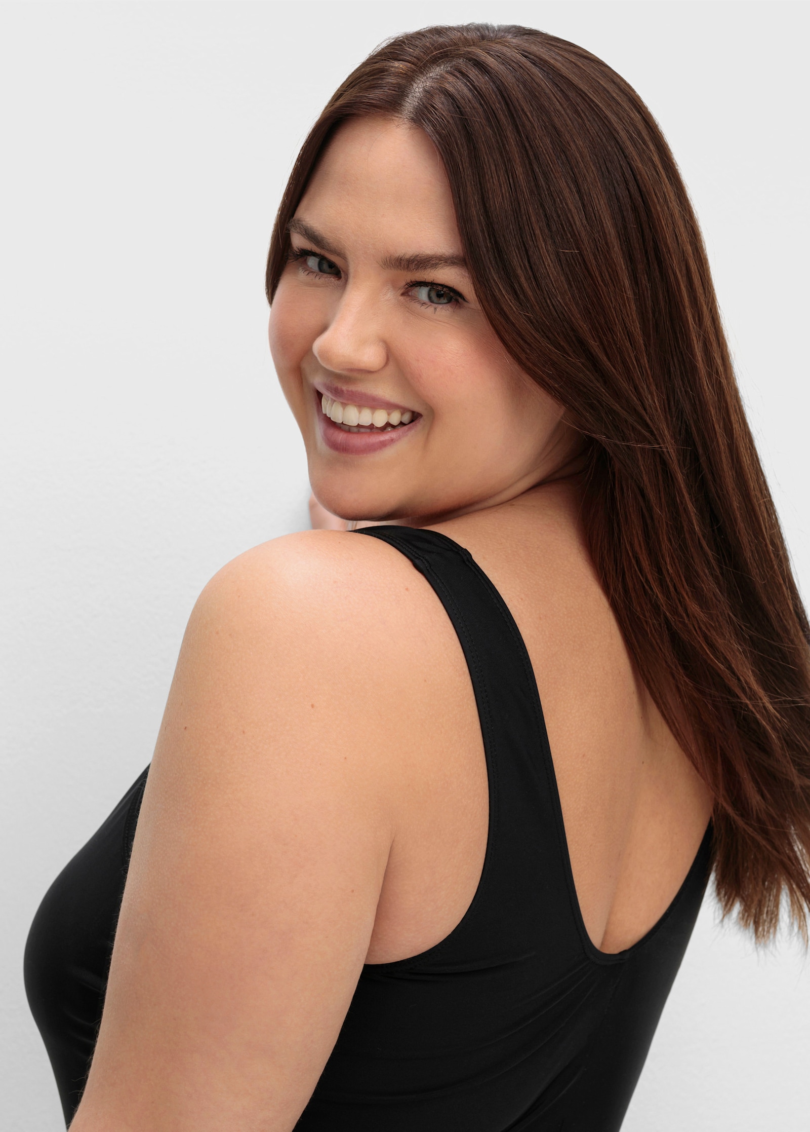 sheego Badeanzug mit Shaping-Effekt - schwarz