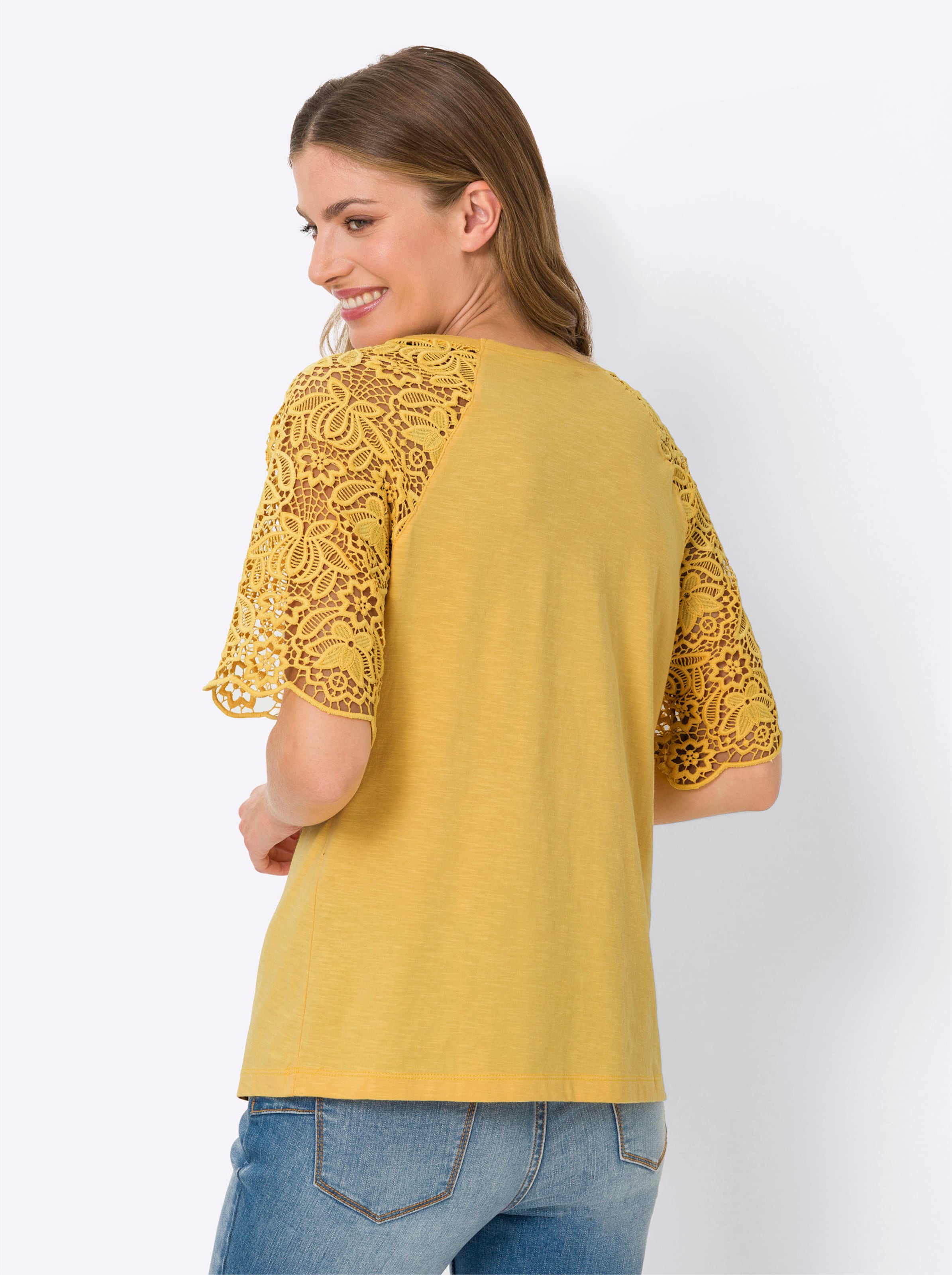 aus Spitze günstig Kaufen-Shirt in gelb von heine. Shirt in gelb von heine <![CDATA[Shirt Femininer Look mit transparenter Spitze an den kurzen Raglan-Ärmeln und im Schulterbereich. Rundhals-Ausschnitt. Unterstützt die Initiative Cotton made in Africa]]>. 