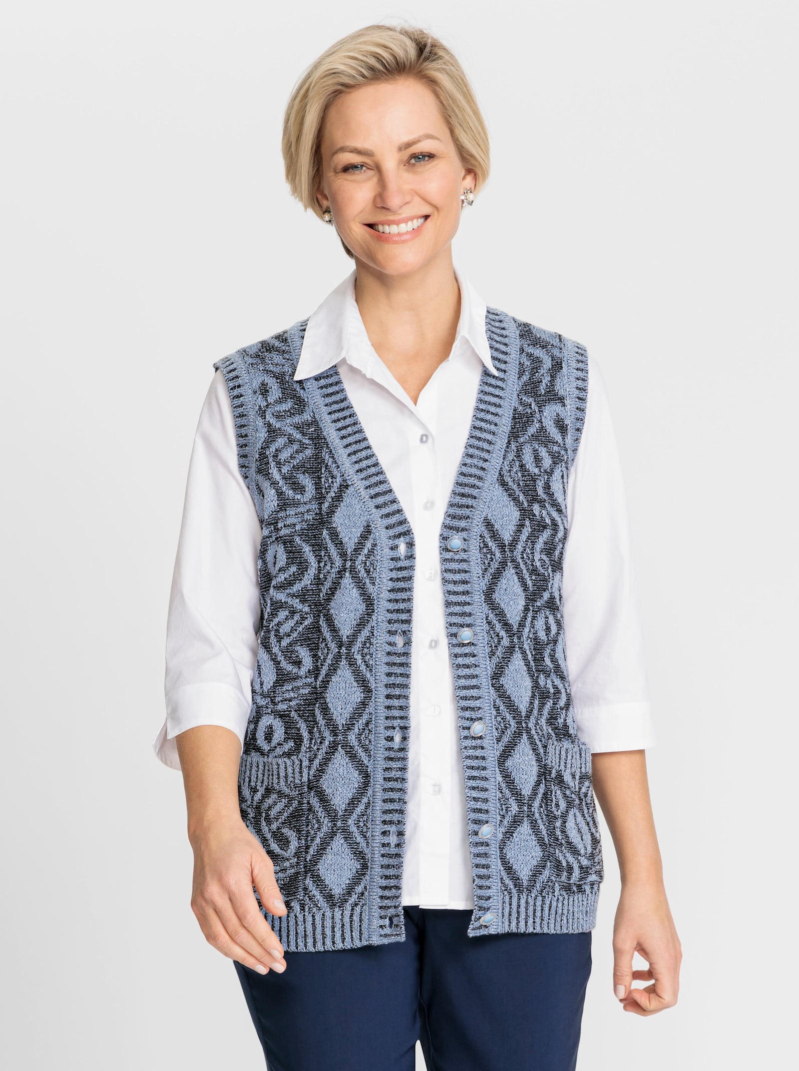 Strickweste mit Schmuckknöpfen - eisblau-schwarz-gemustert