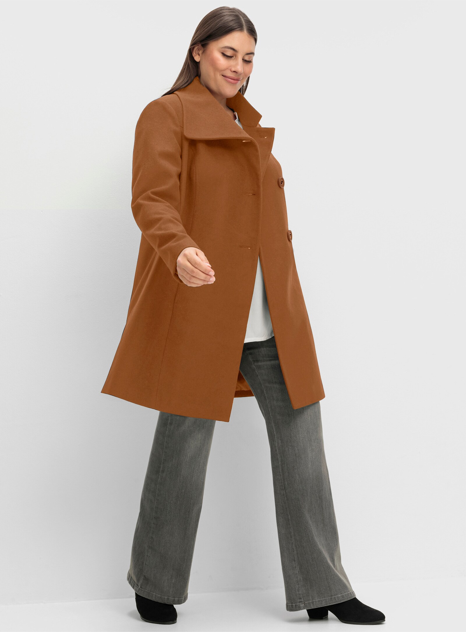 sheego Kurzmantel mit asymmetrischem Kragen - cognac