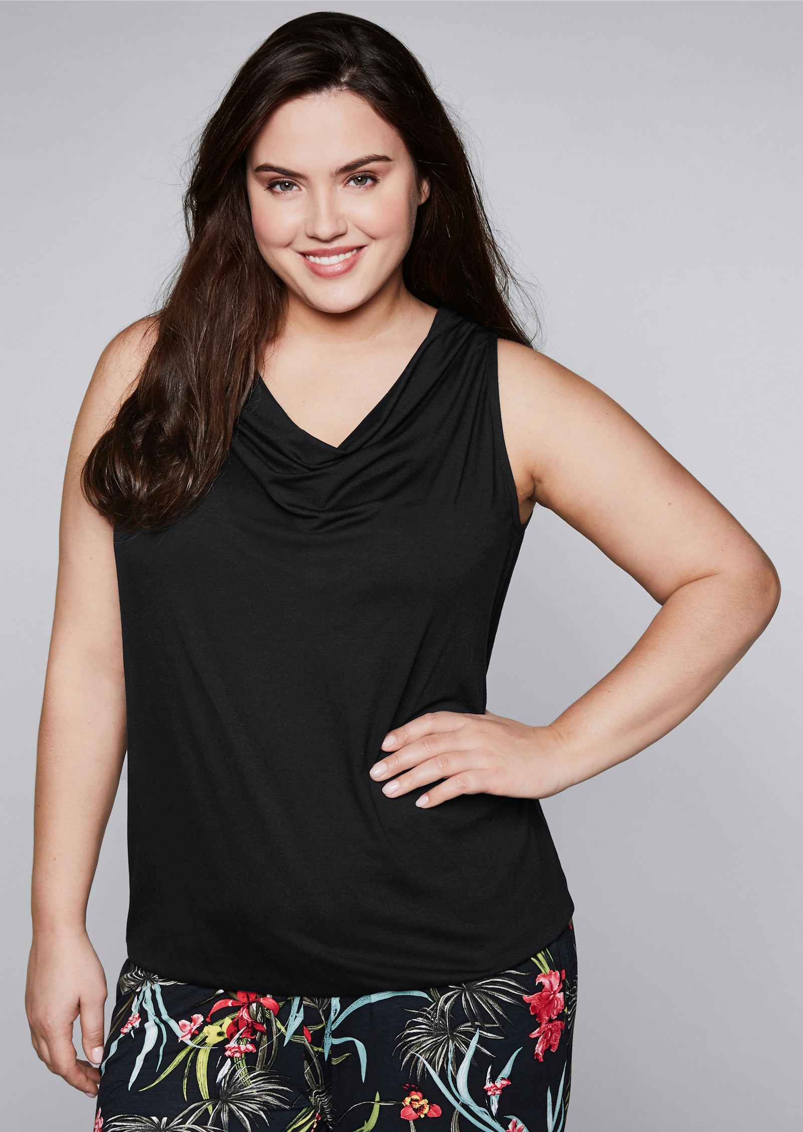 sheego Top met cascadekraag - zwart