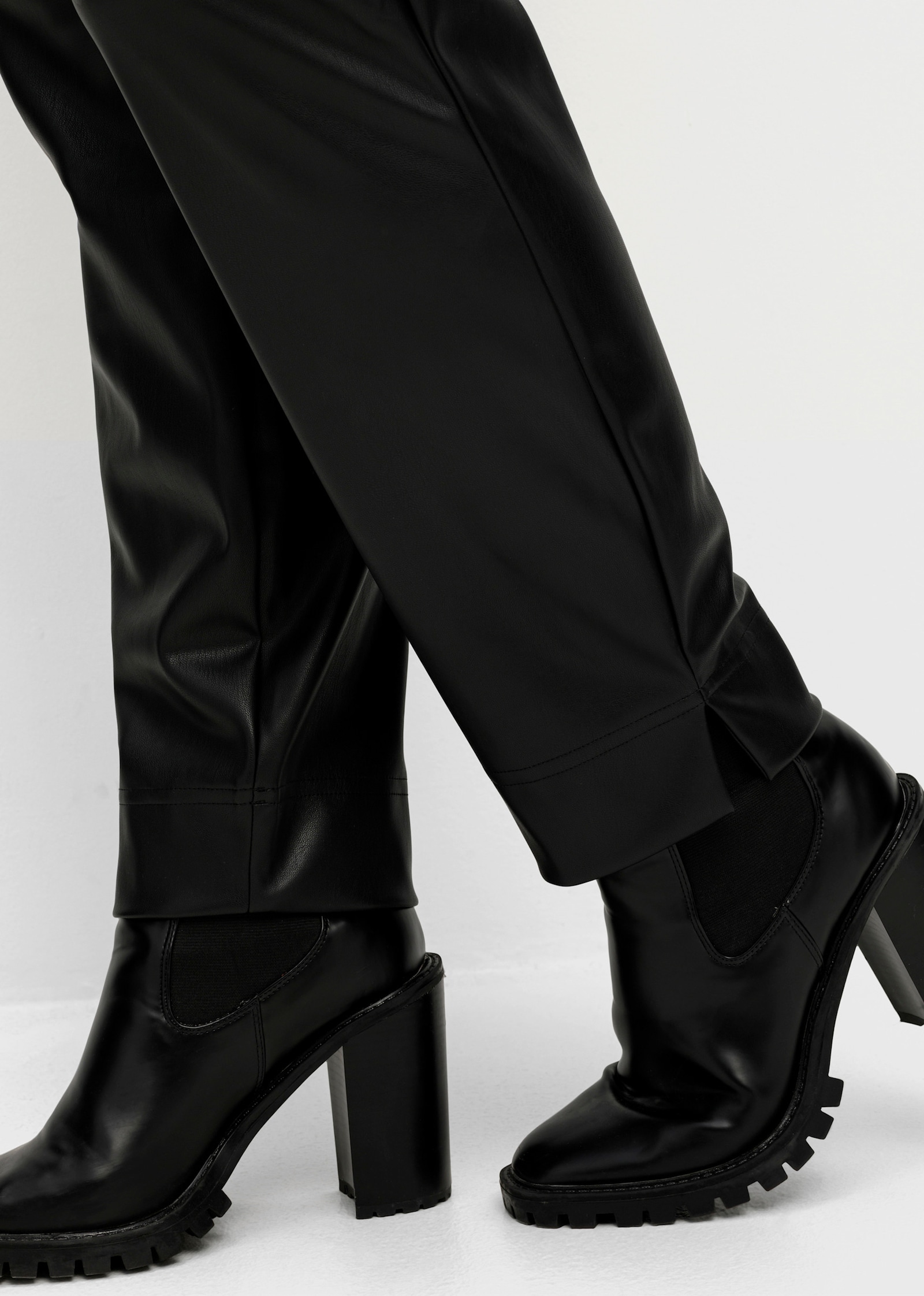 Lederimitathose in schmaler Schnittform - schwarz