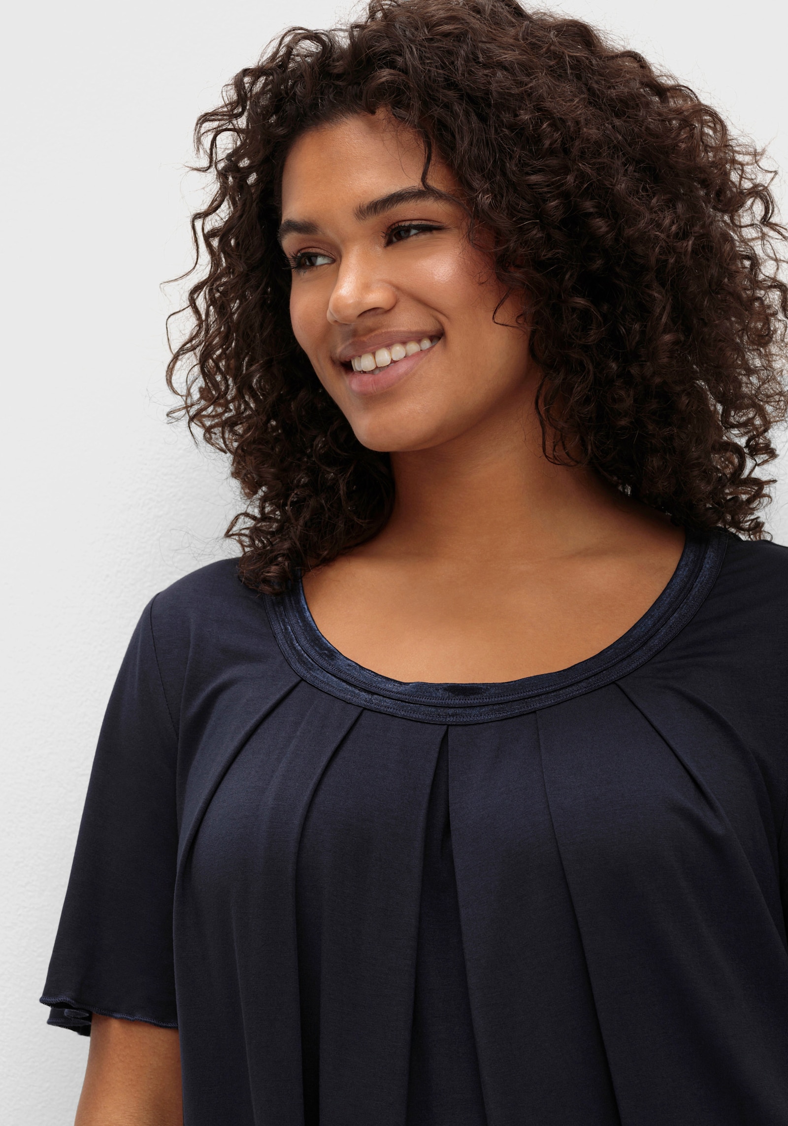 sheego Shirt mit Kellerfalte vorn - tiefblau