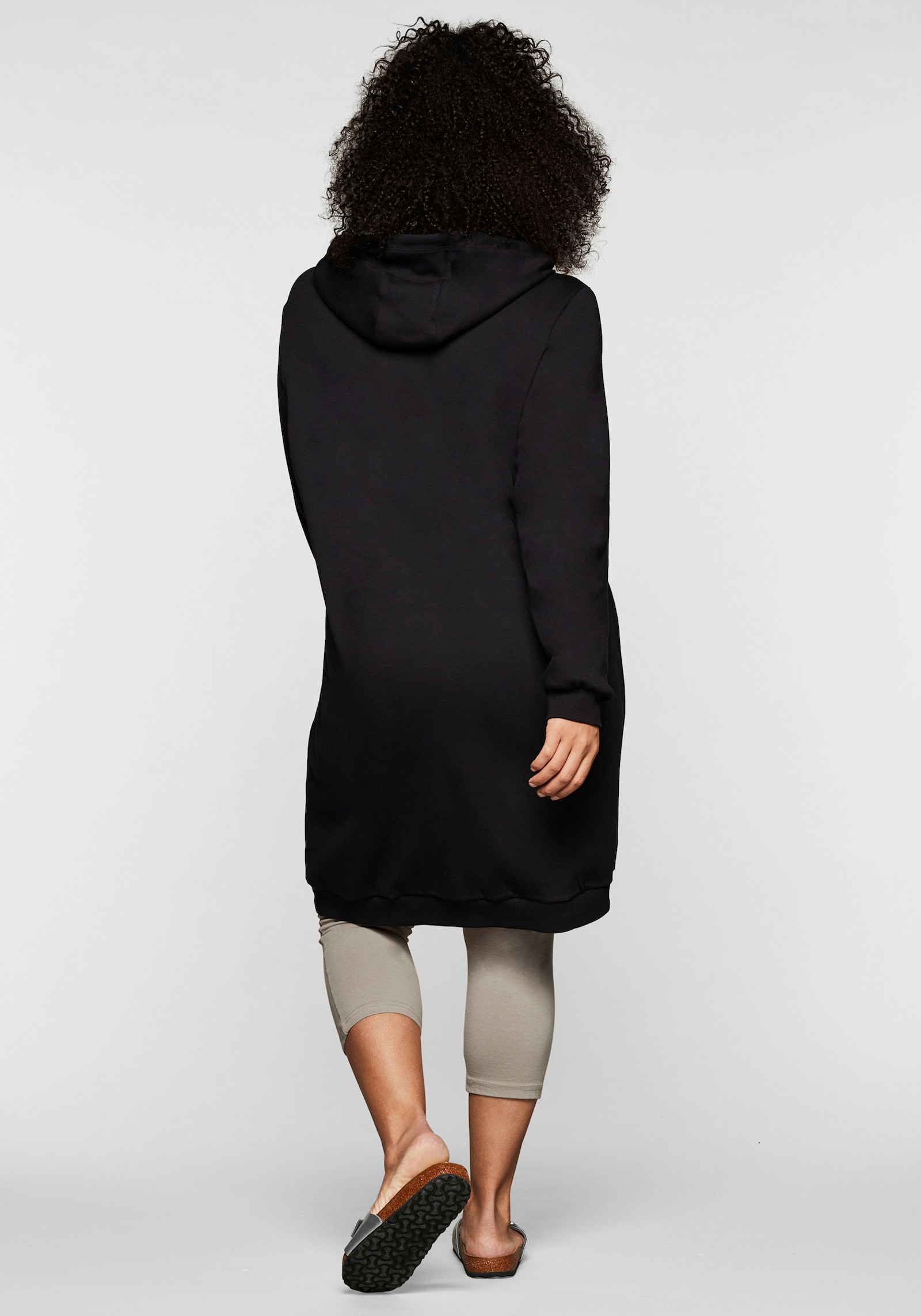 sheego Shirtkleid mit Kapuze und Kängurutasche - schwarz