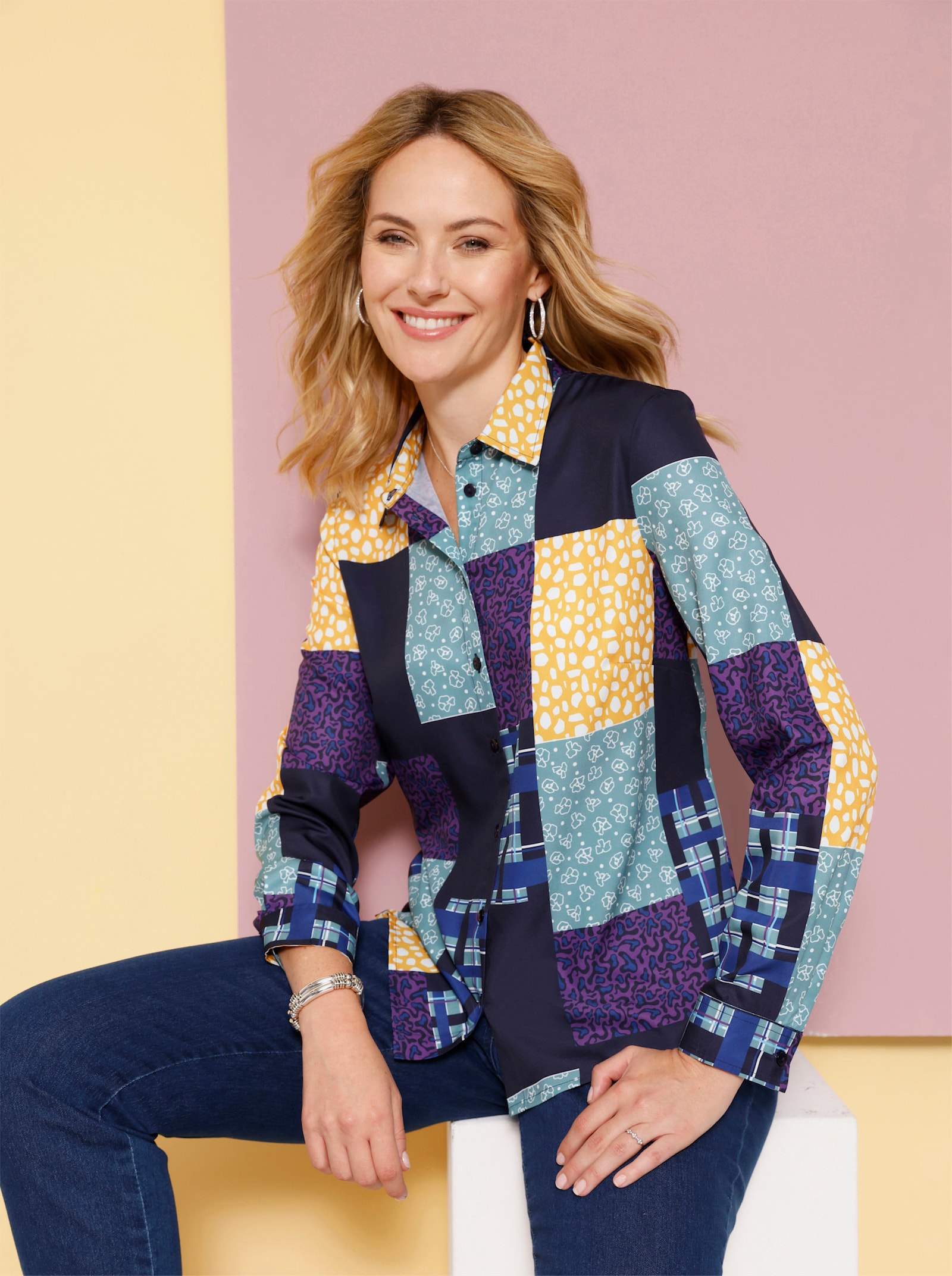 Skjorta i patchworkmönster - kungsblå-ockra, med tryck