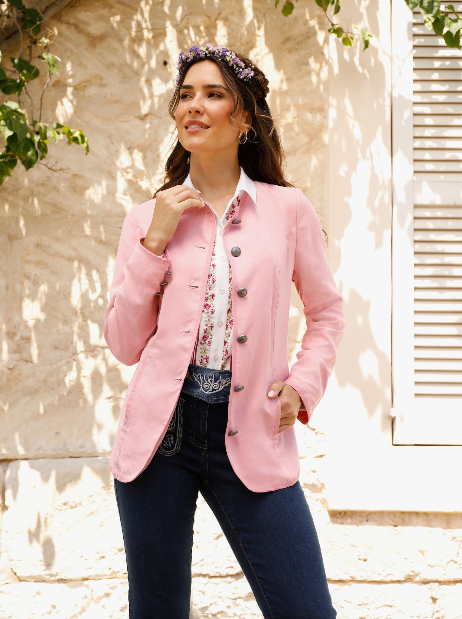 Broderad jacka med kontrastpasspoal - hortensia