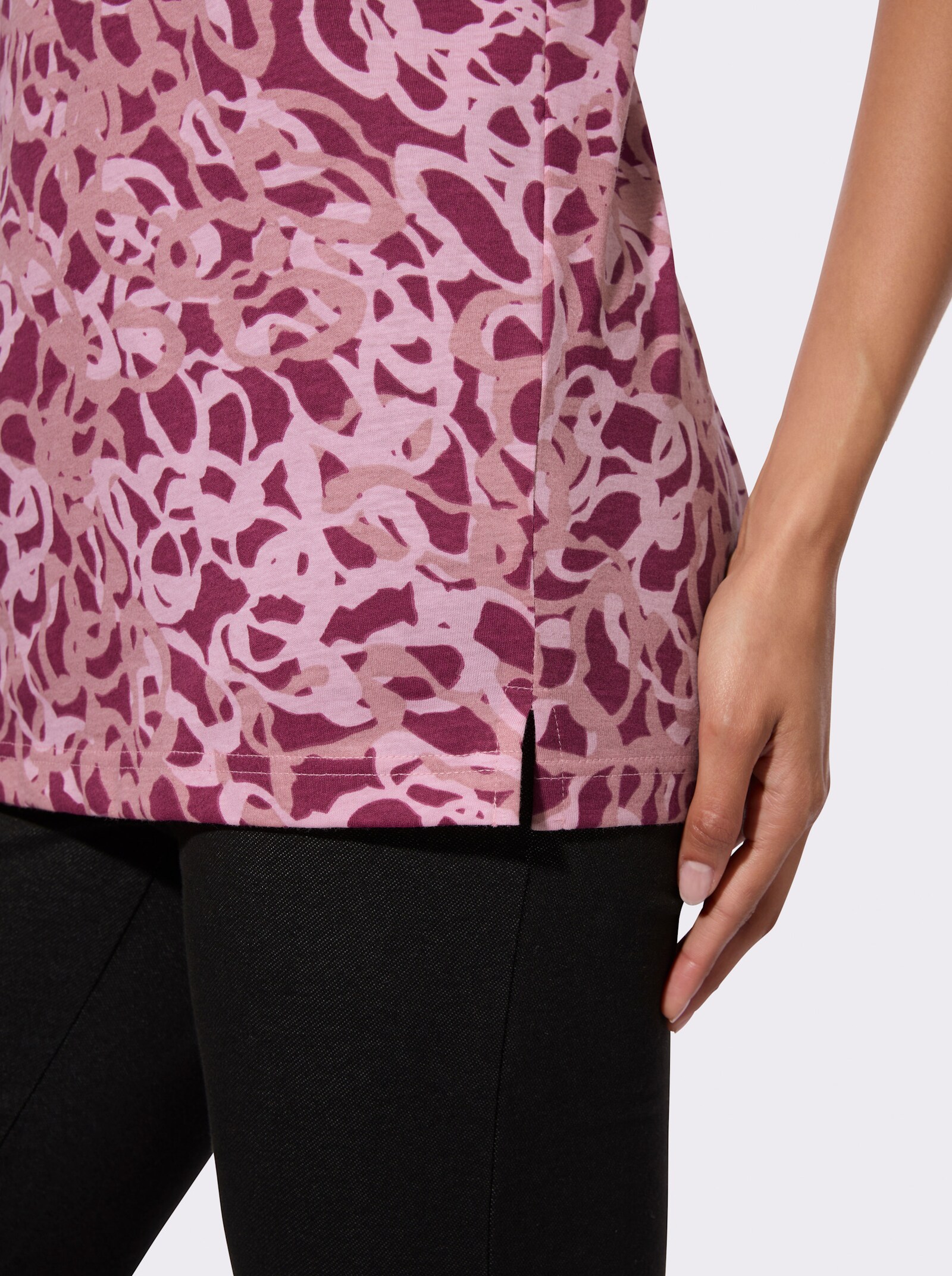 V-Shirt mit Seitenschlitzen - rosenholz-rosenquarz-bedruckt