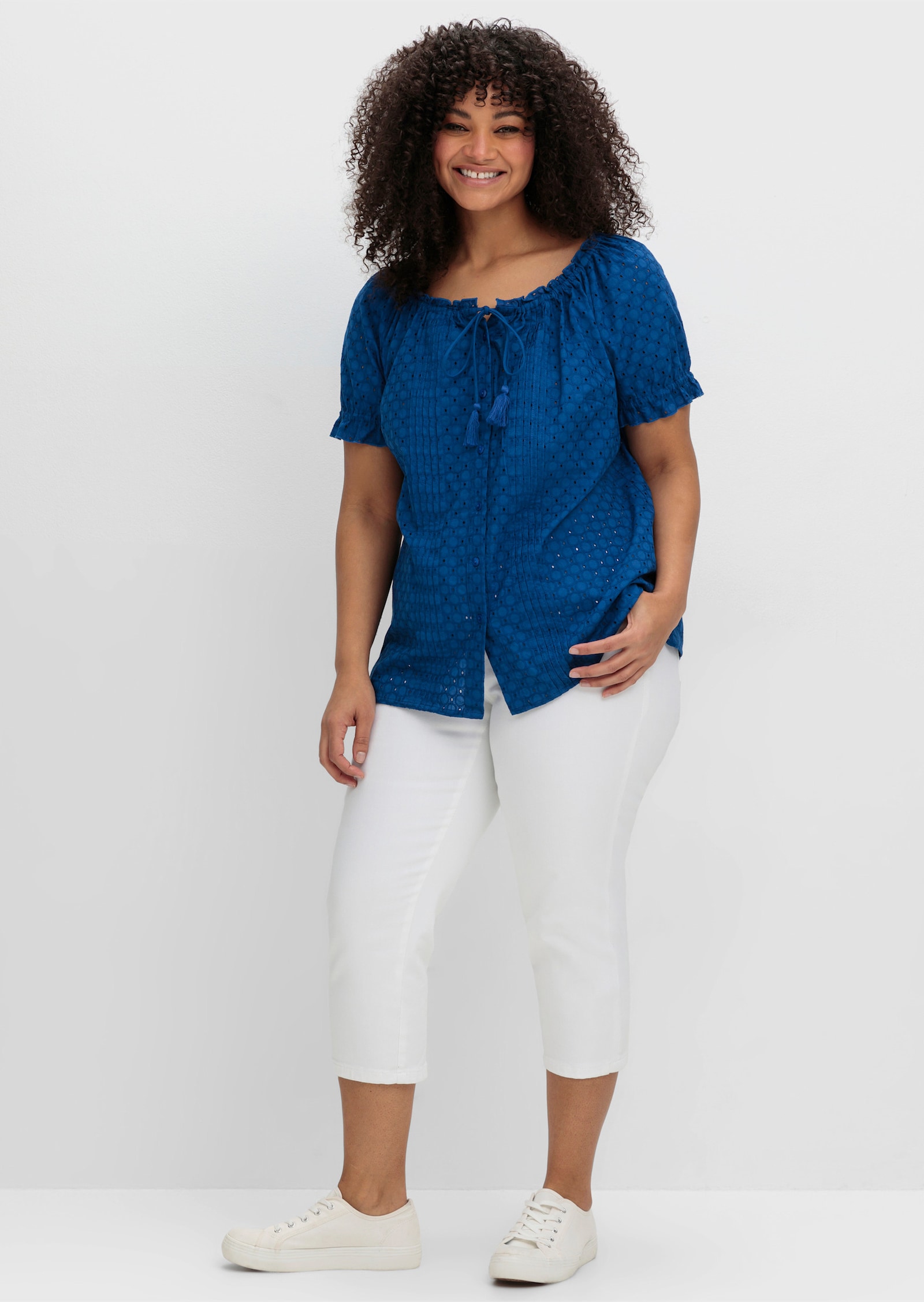 sheego by Joe Browns Blouse met korte mouwen, ajourwerk en carmenhals - bosbes