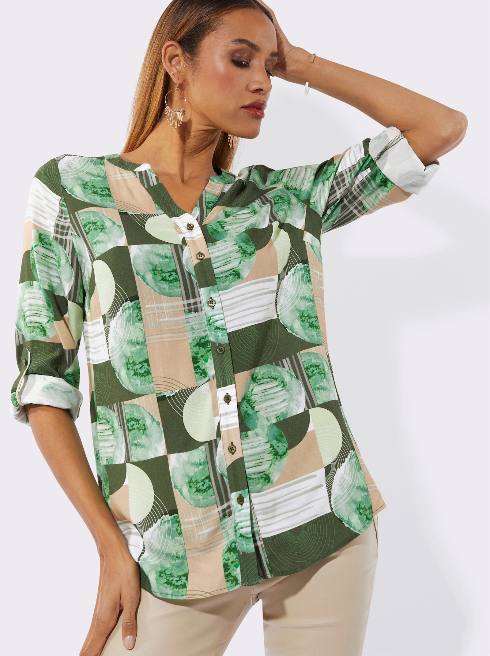Druckbluse im figurumspielden Schnitt - khaki-pistazie-bedruckt