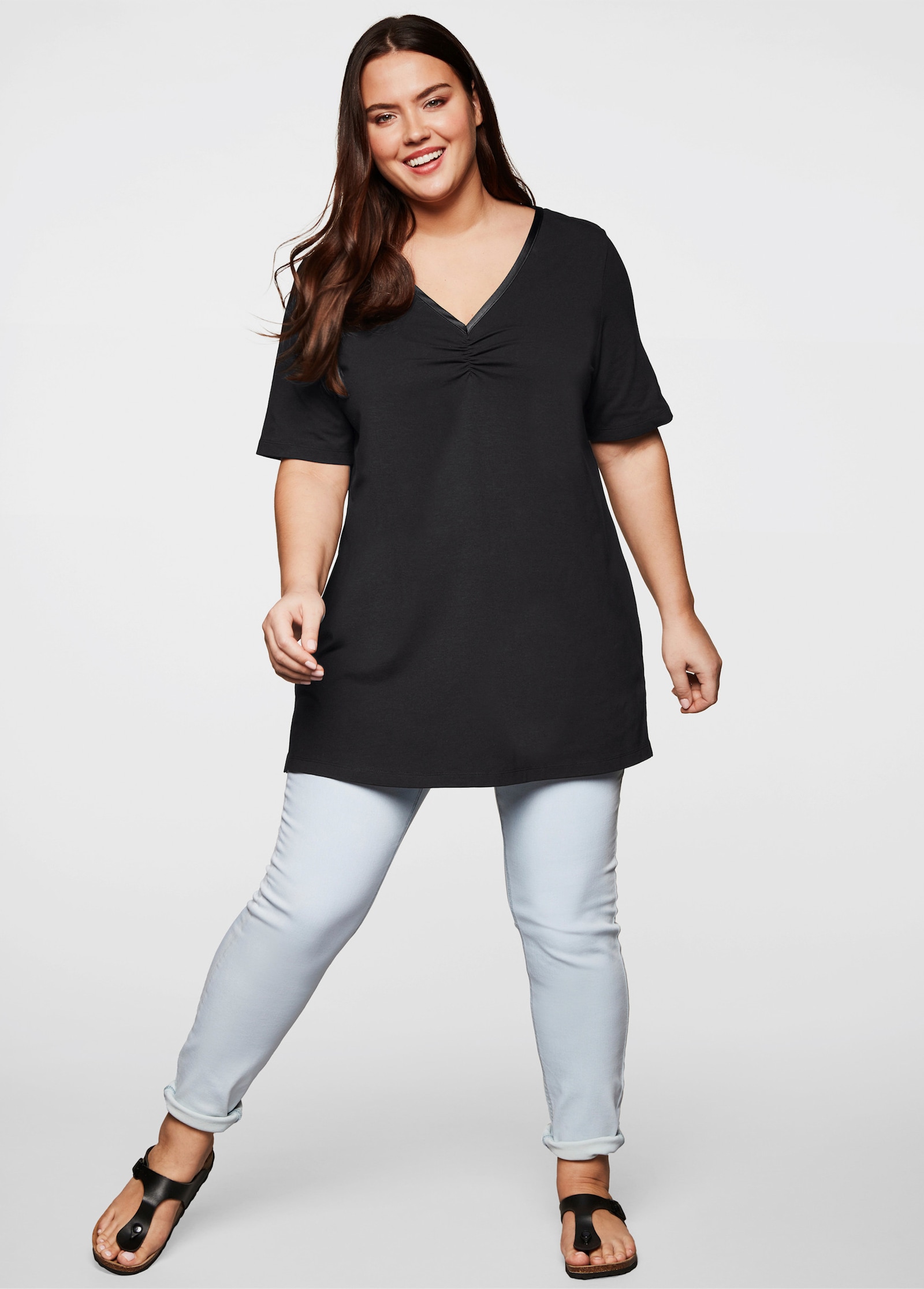 sheego Longshirt mit Raffung - schwarz