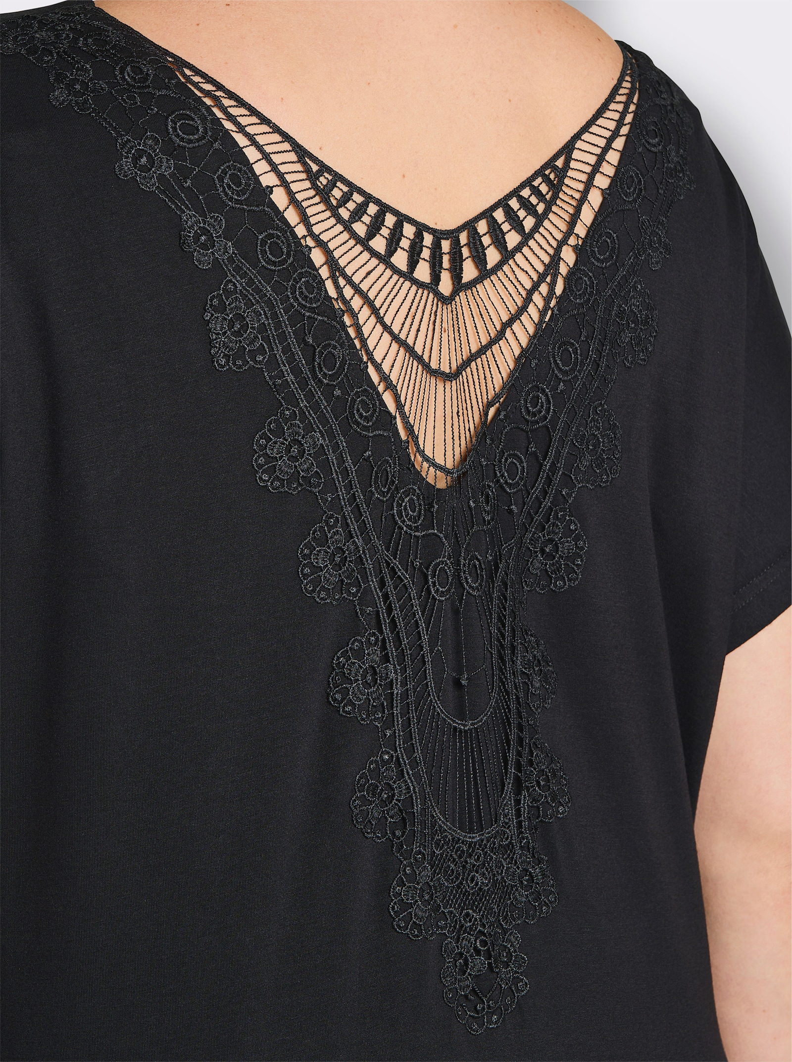 sheego Shirt mit gehäkelter Spitze hinten - schwarz