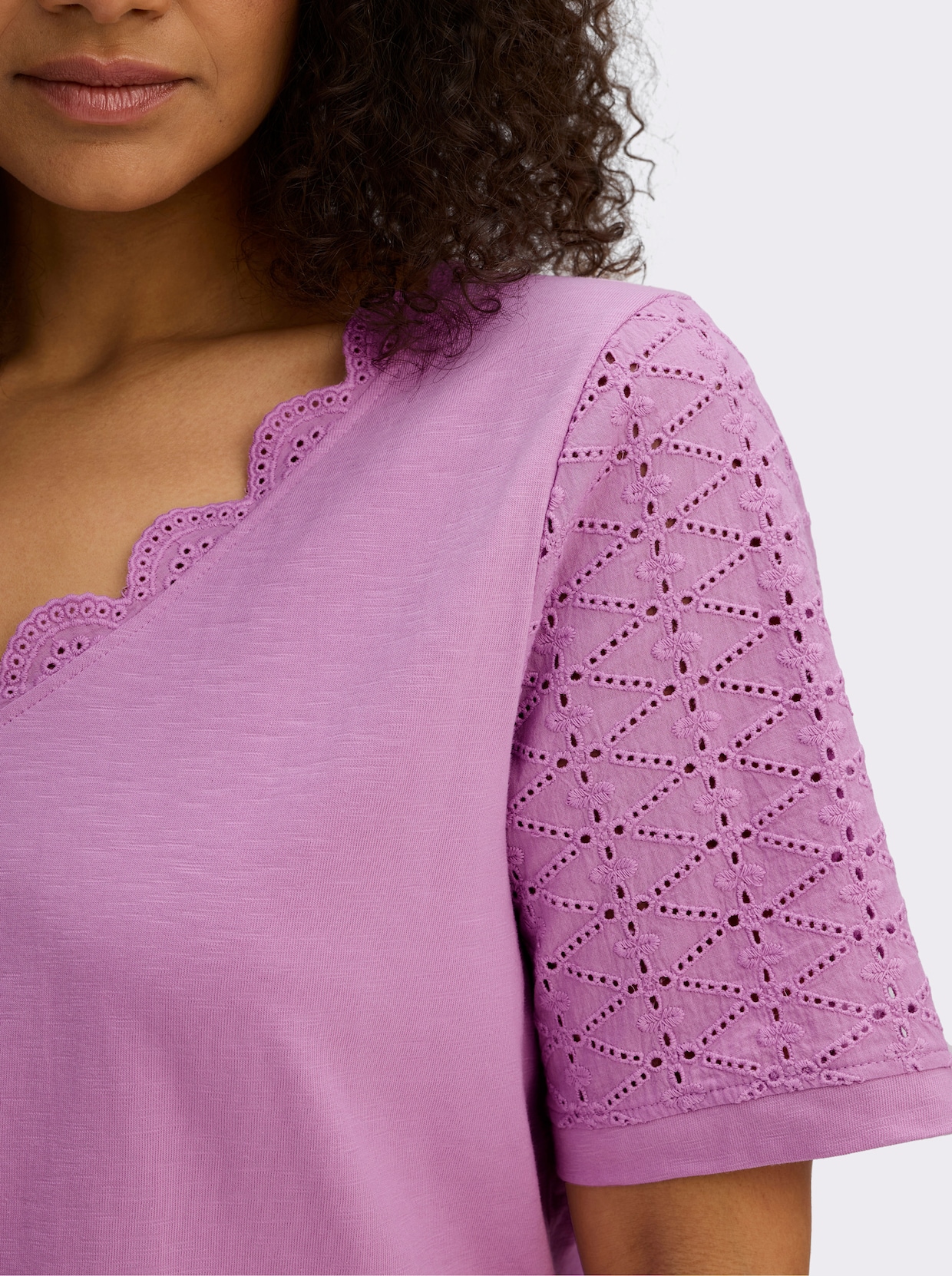 sheego by Joe Browns V-Shirt mit Lochstickereien und Muschelsaumkante - orchidee