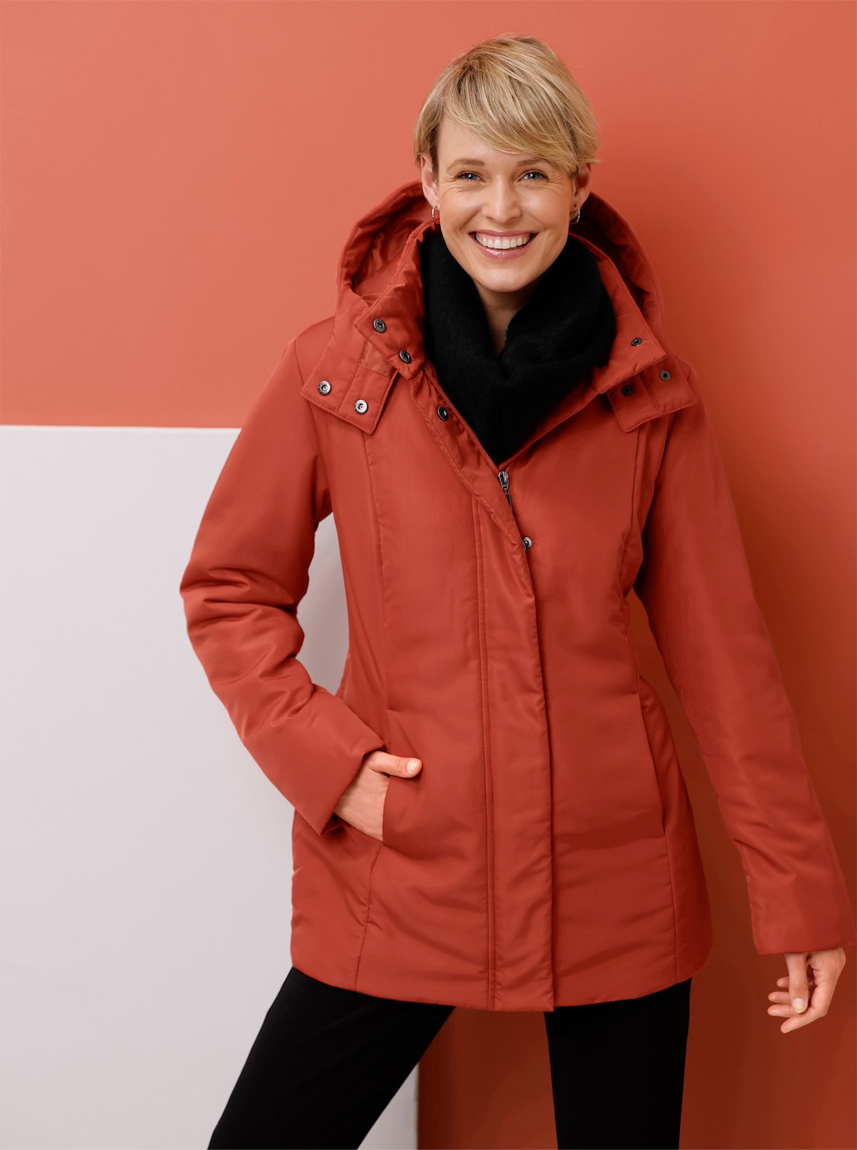 Freizeitjacke mit Kapuze - rostrot