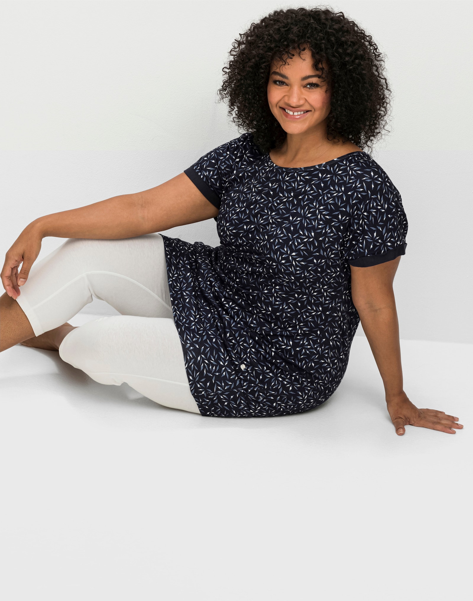 sheego Freizeitkleid mit Alloverdruck und breitem Saum - marine bedruckt