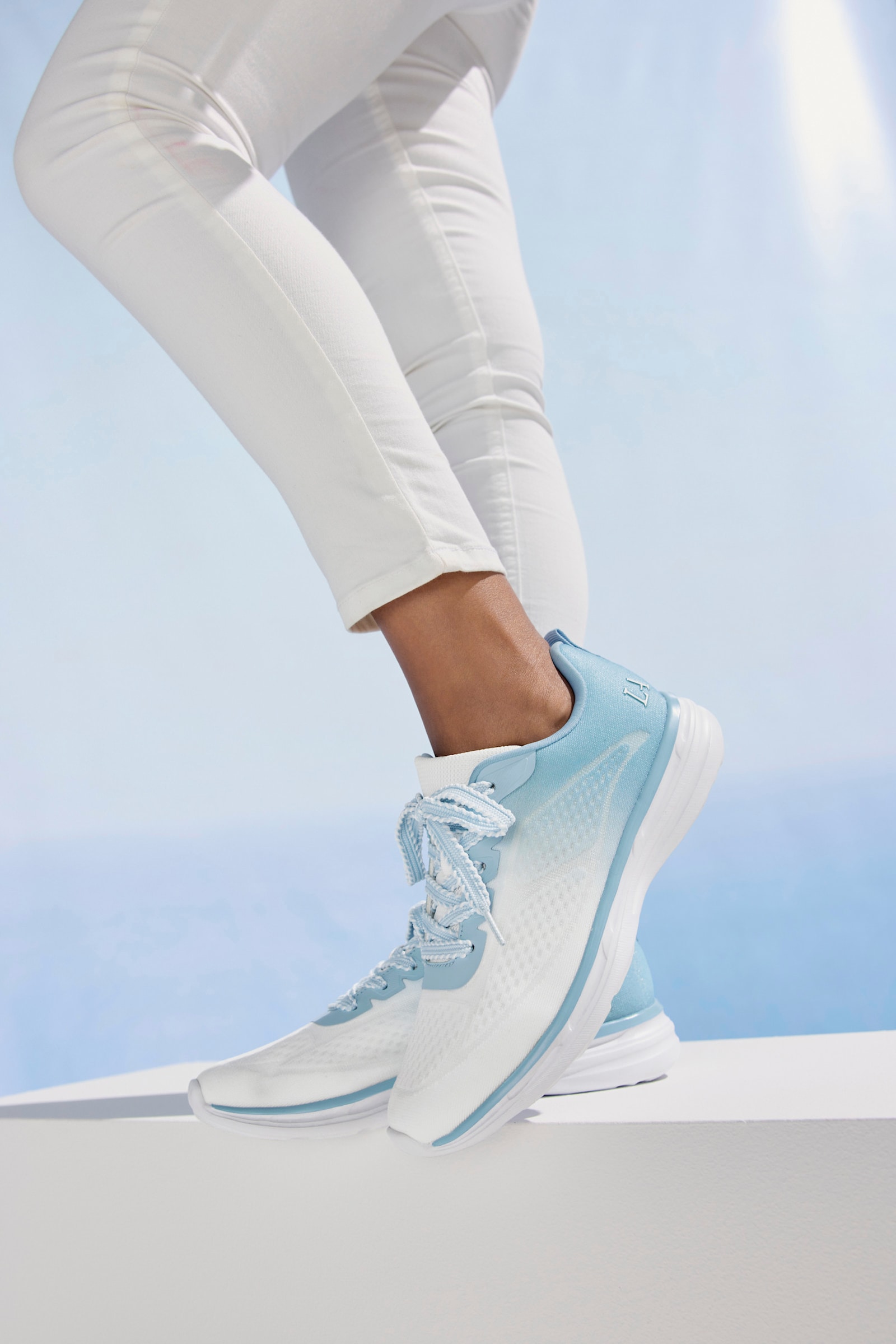 LASCANA Sneaker - weiß/hellblau