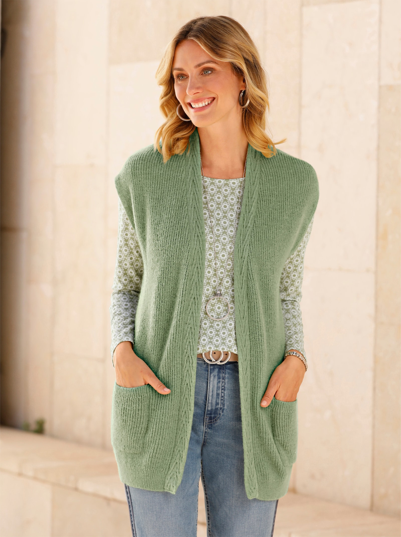 Strickweste mit Zopfmuster - schilf-meliert