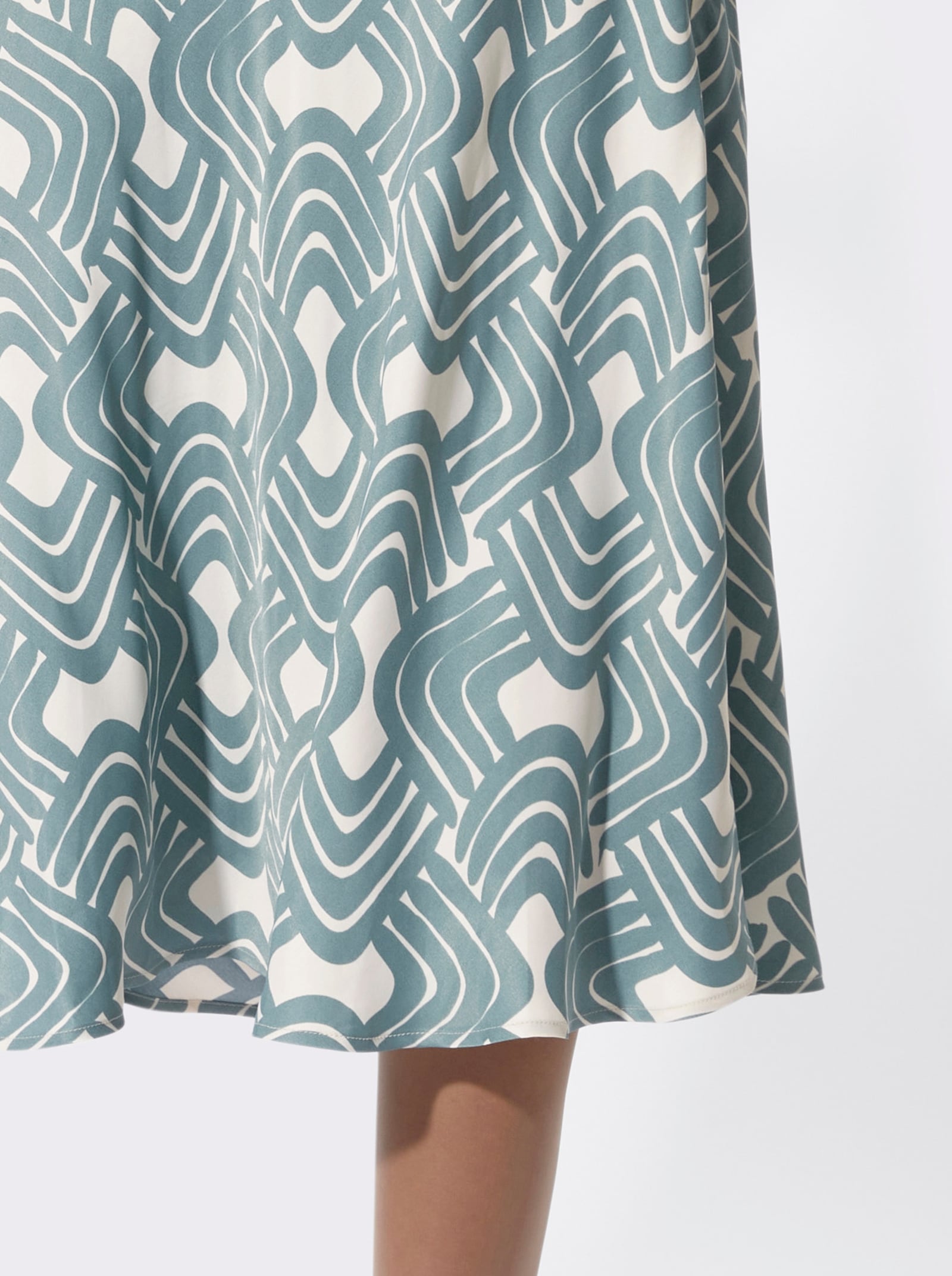 Schlupfrock im grafischen Druckmuster - jade-champagner-bedruckt