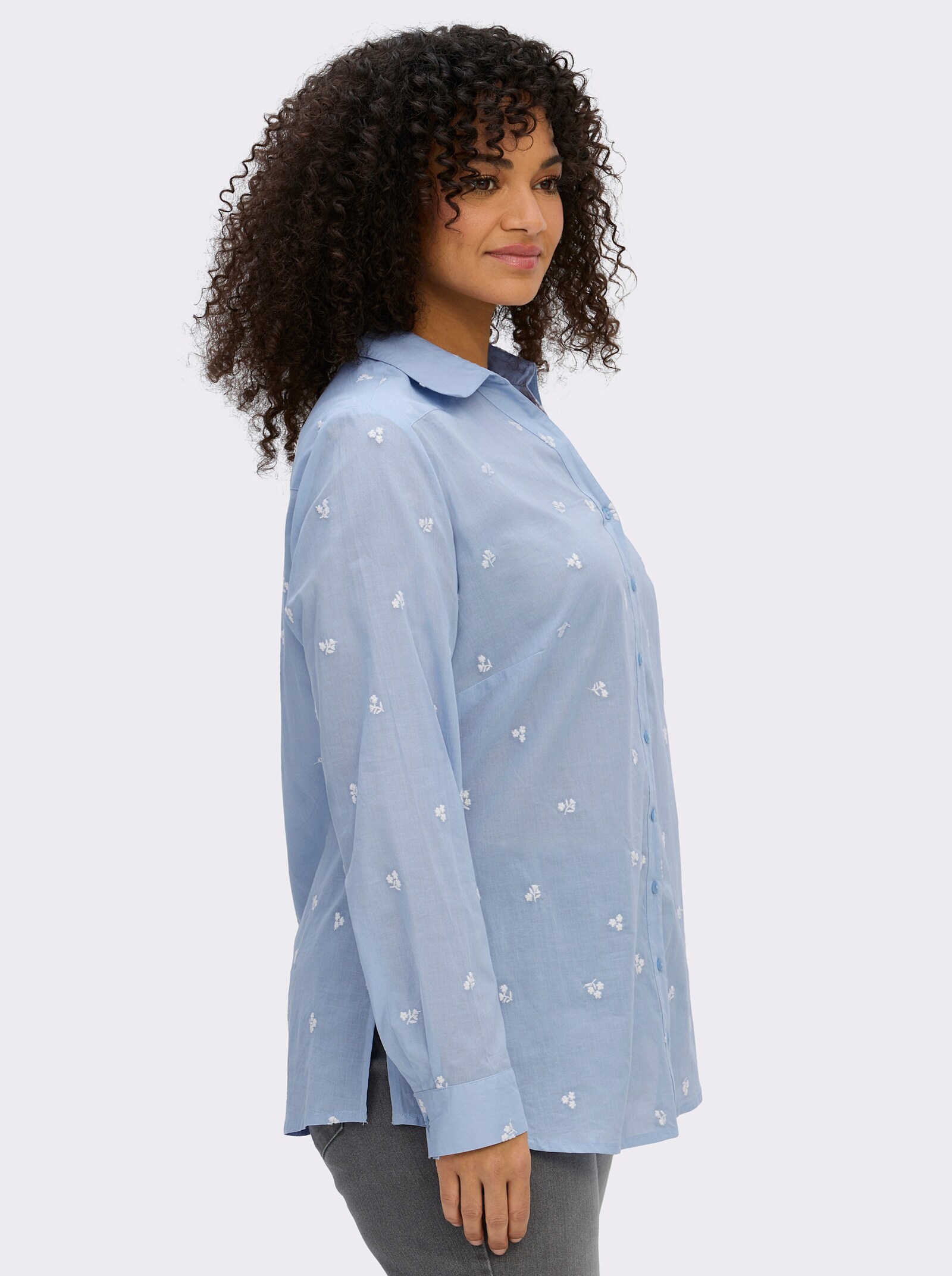 sheego Hemdbluse mit Blütenstickereien - bleu