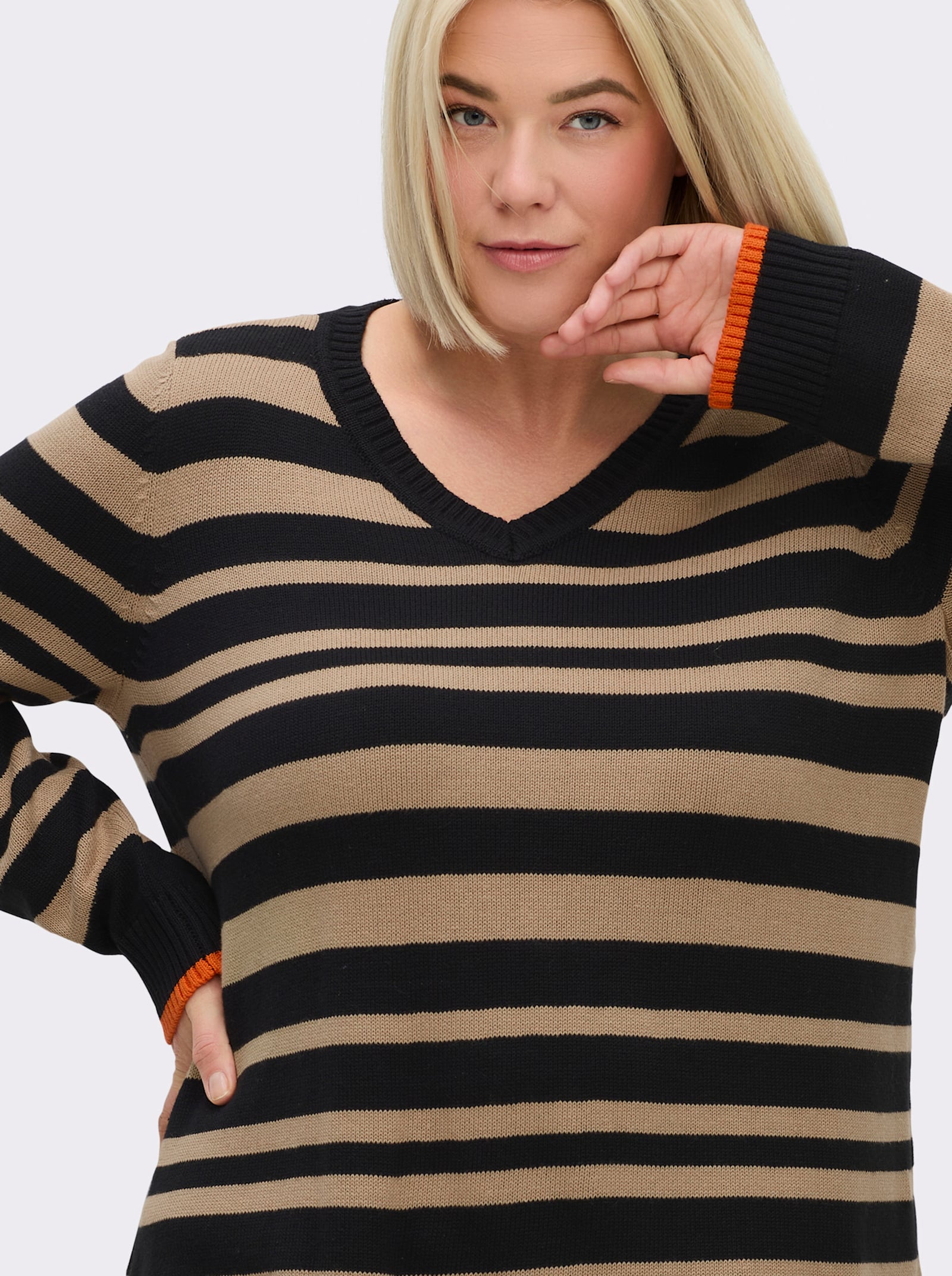 sheego V-Ausschnitt-Pullover mit Bluseneinsatz am Saum - schwarz-beige-gestreift
