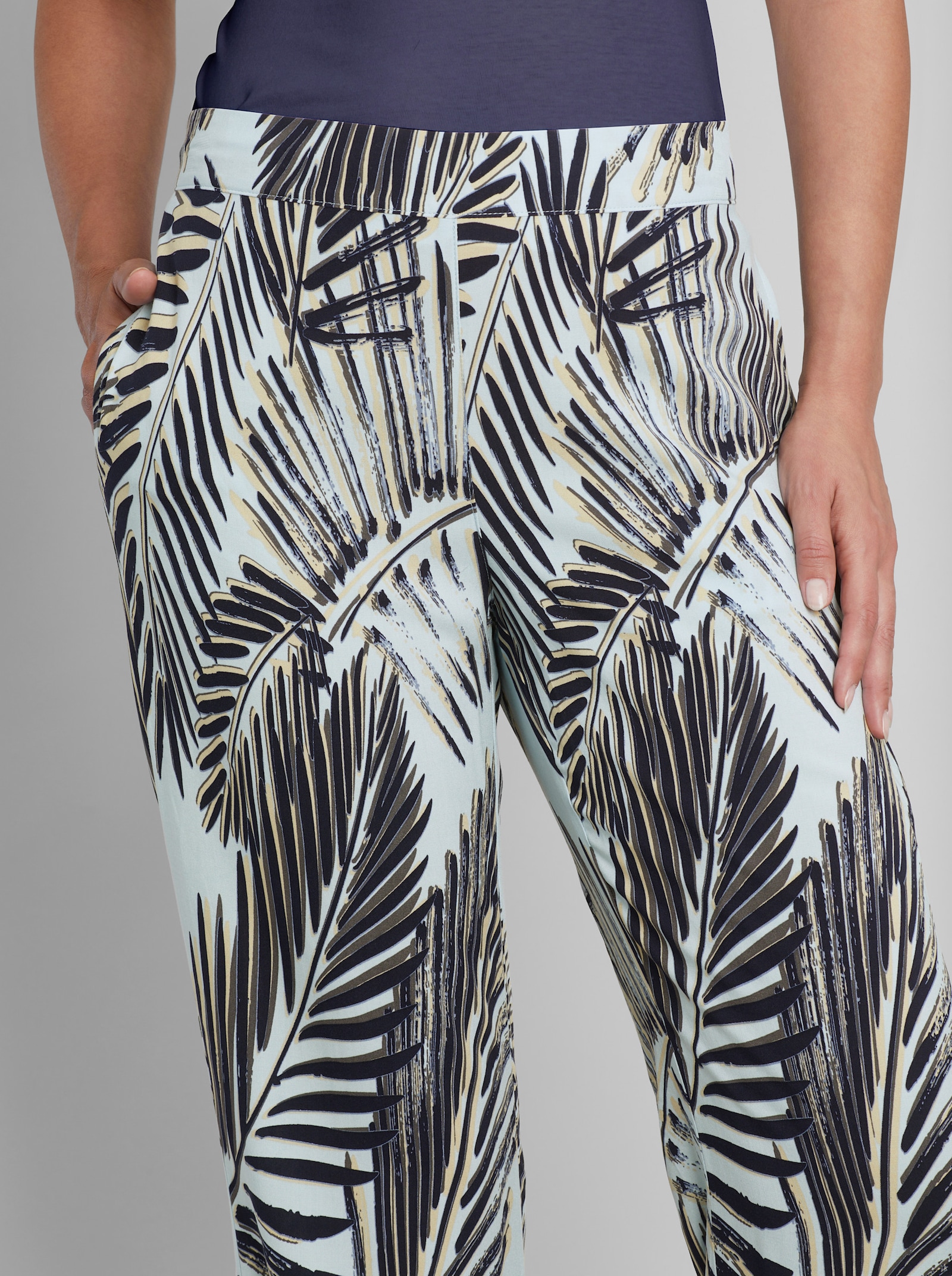 heine Webhose mit Blätterprint - hellblau-marine-bedruckt