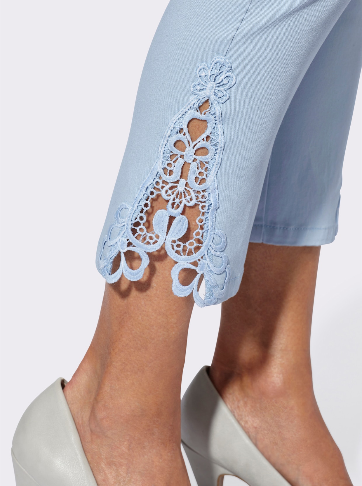 7/8-Jeans mit Spitzen-Einsatz - eisblau