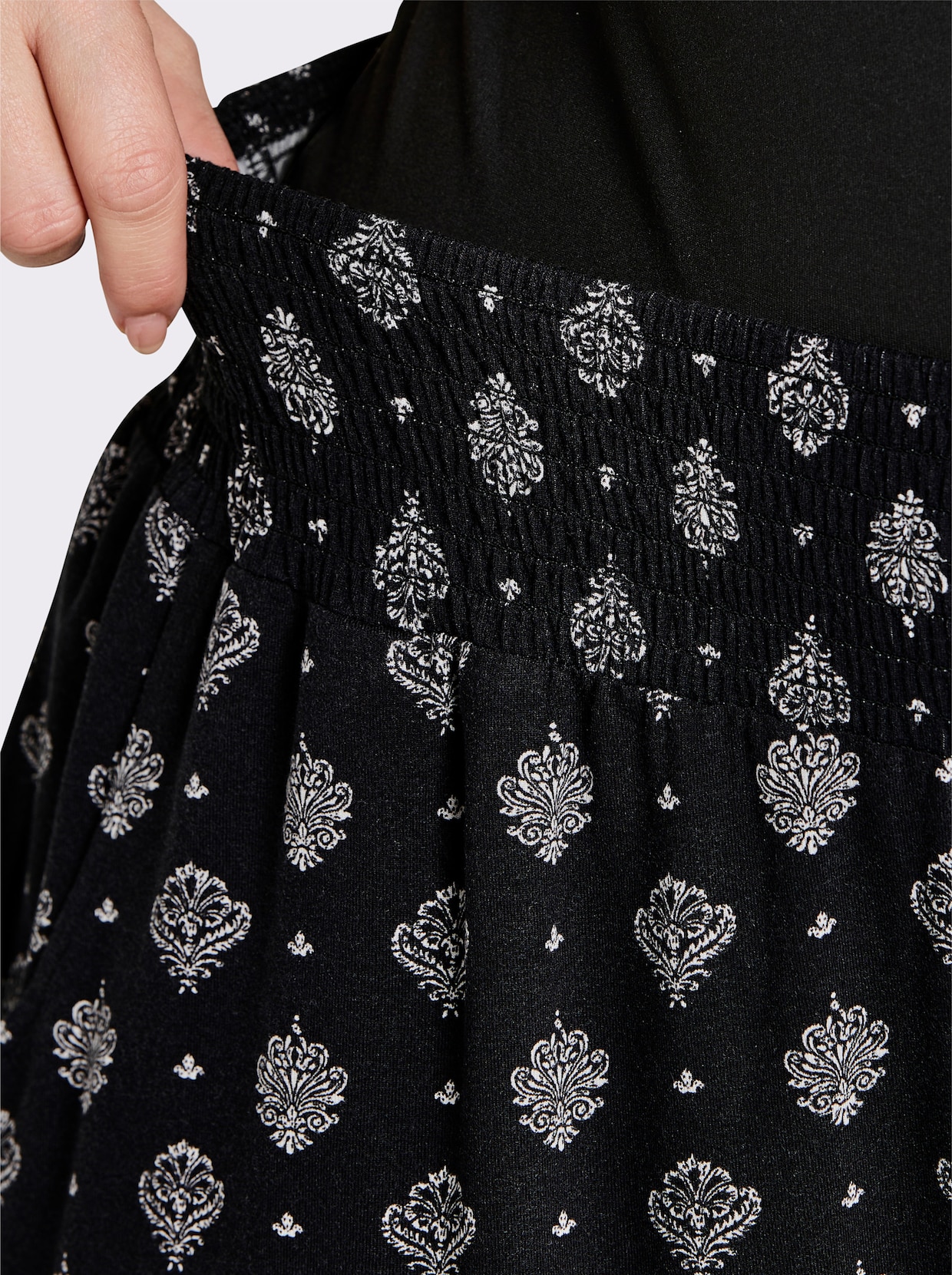 sheego Shorts mit Ornamentdruck - schwarz-ecru-bedruckt