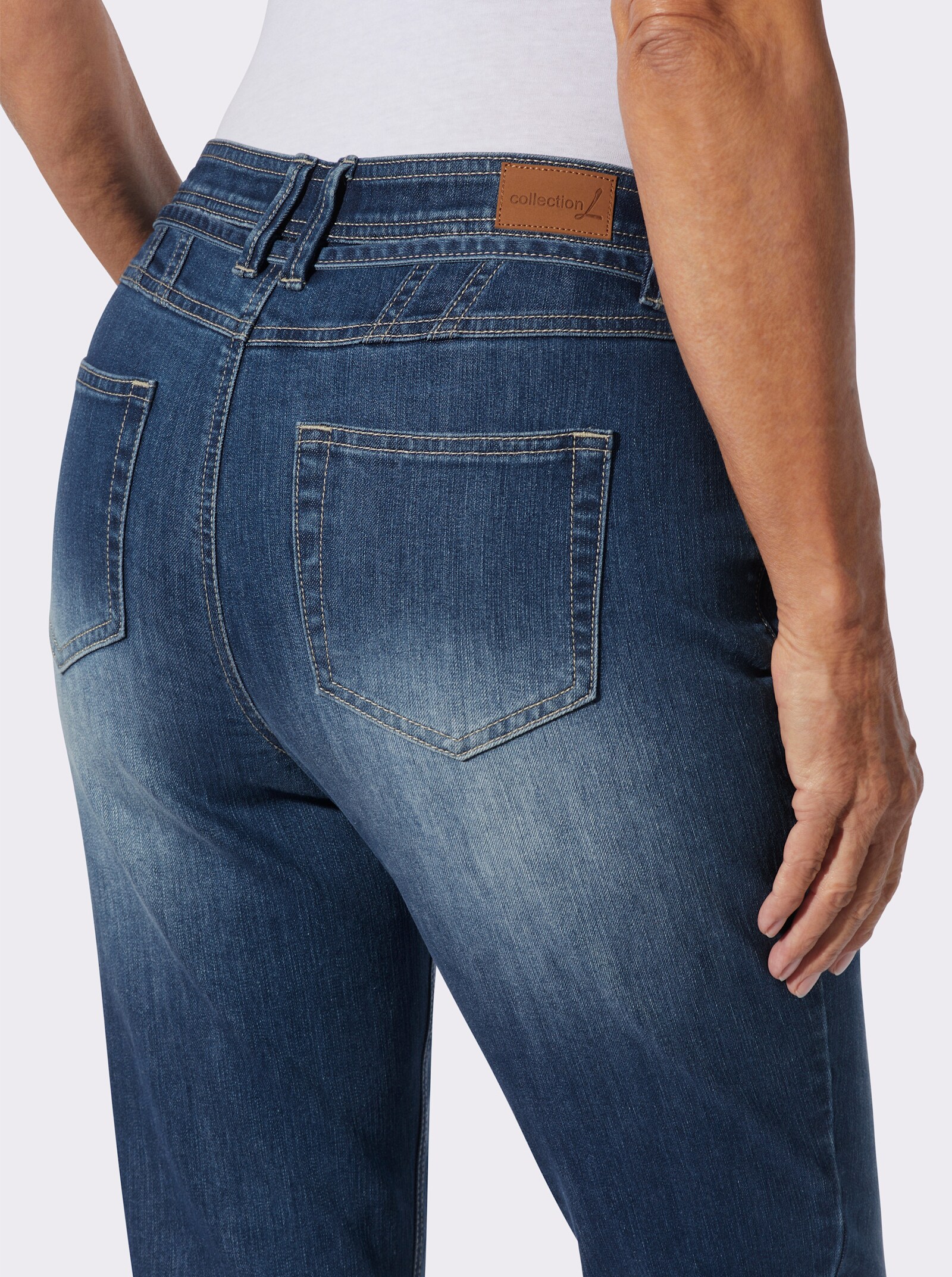 Jeans mit schmalem Gürtel - blue-stone-washed