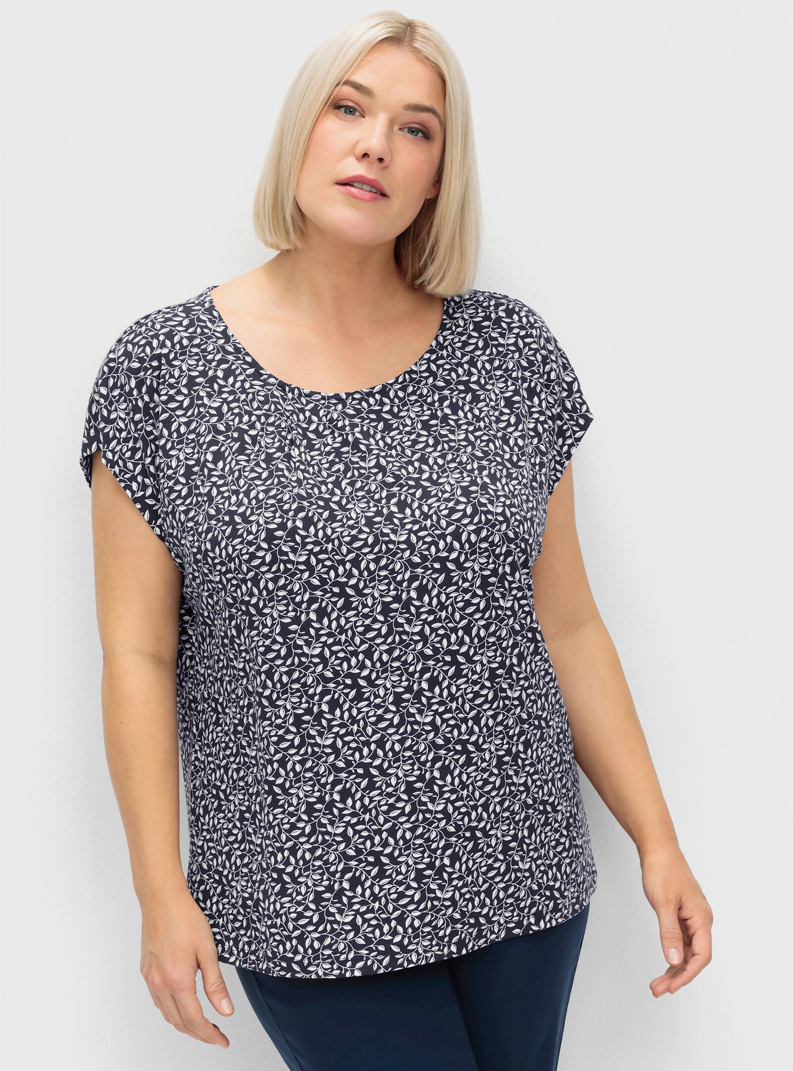 sheego Kurzarmshirt mit Blätterprint - tiefblau-gemustert