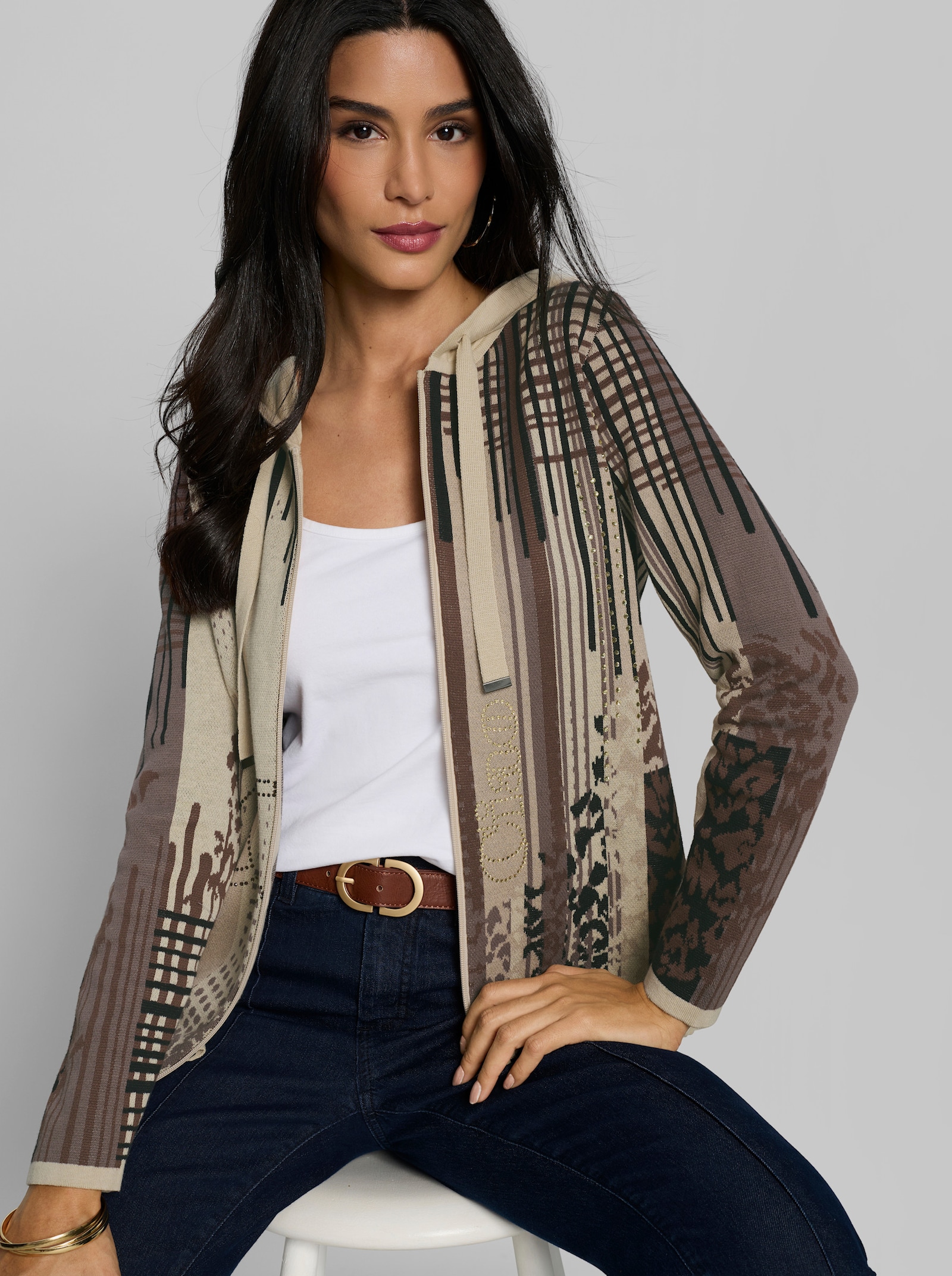 heine Kapuzenstrickjacke mit Ziersteinchen - sand-schwarz-bedruckt