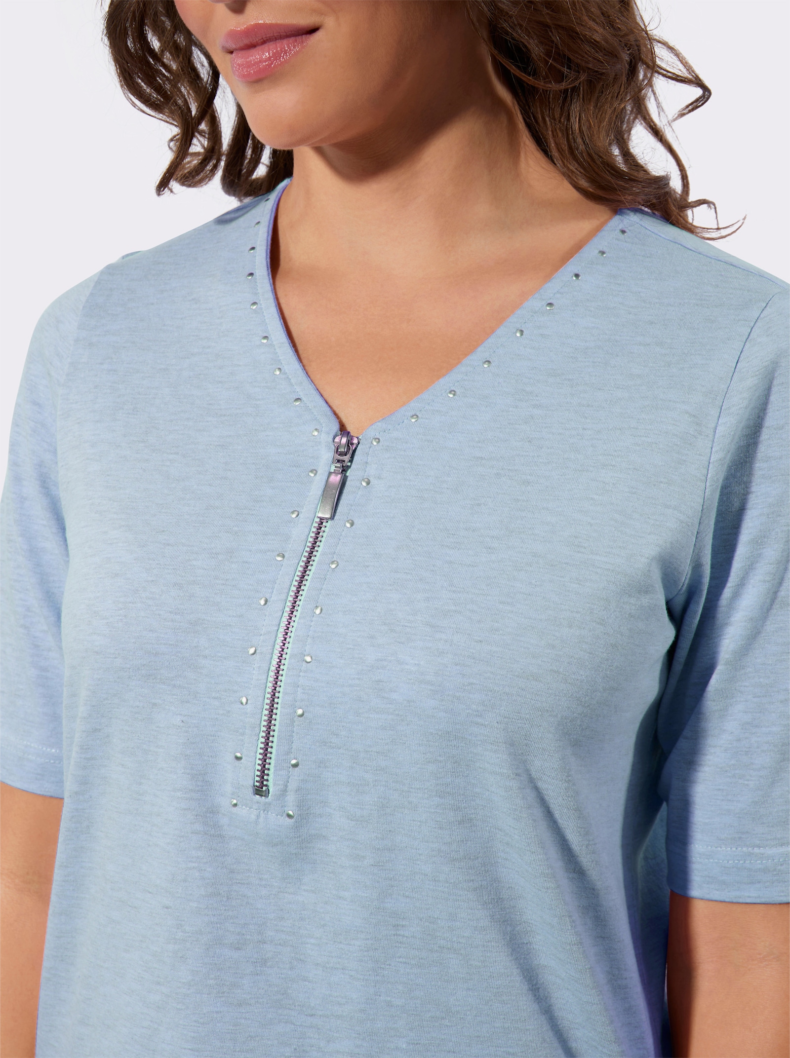 V-Shirt mit Nieten-Verzierung - hellblau-meliert