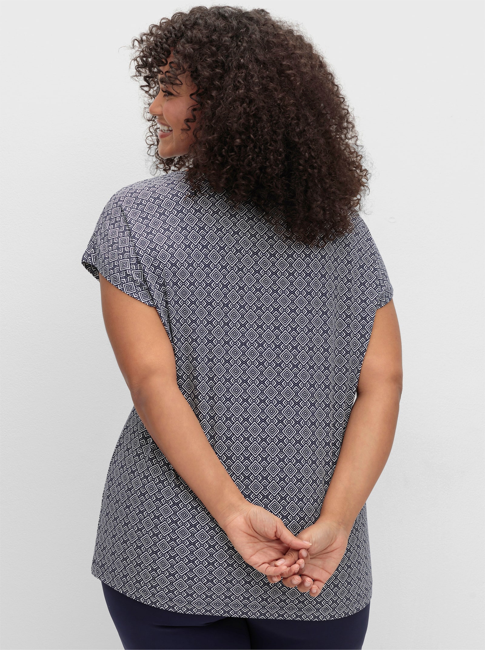 sheego Shirt met korte mouwen en grafische minimalistische print - diepblauw gedessineerd