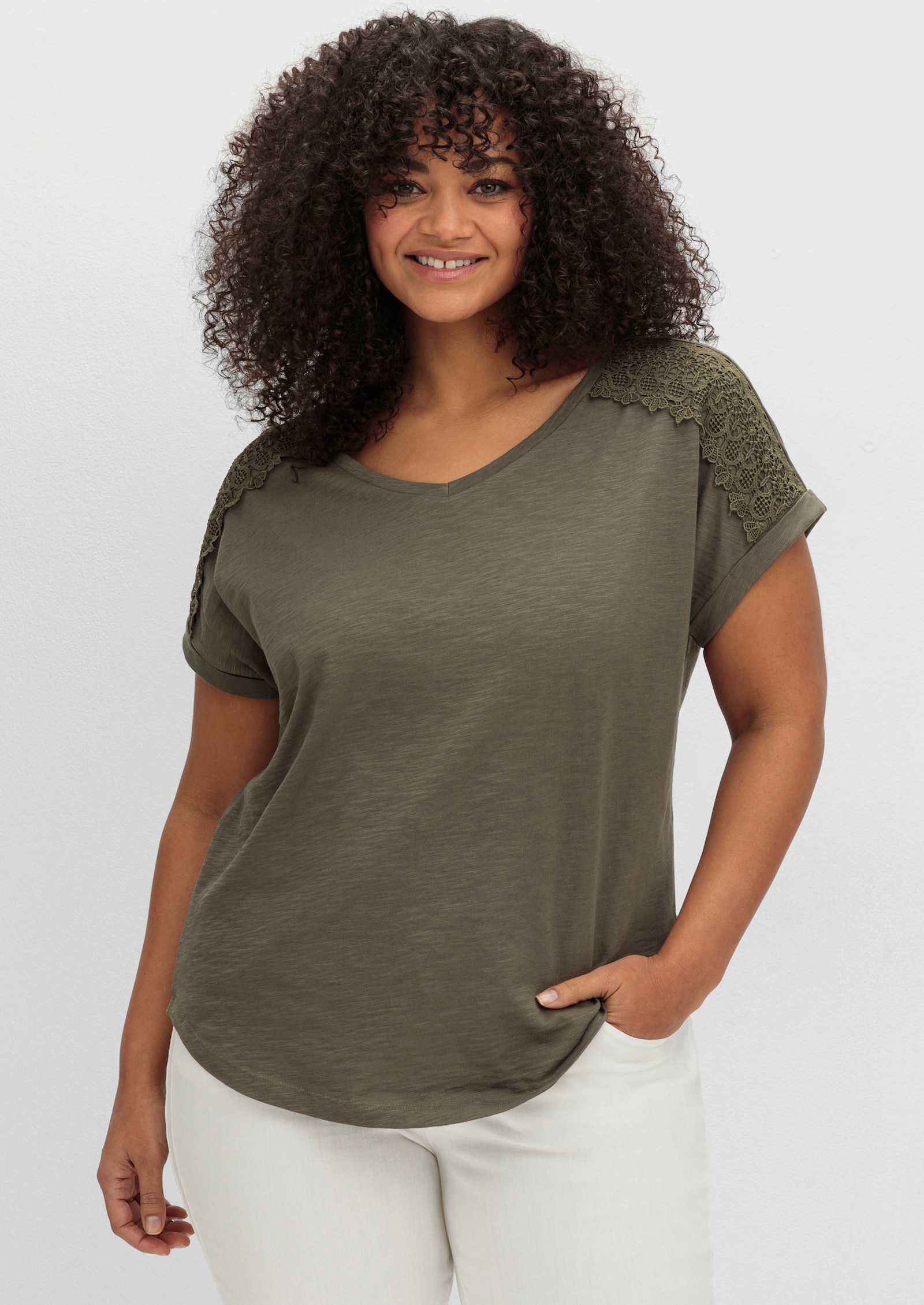  V-Shirt mit Spitzen-Besatz - oliv