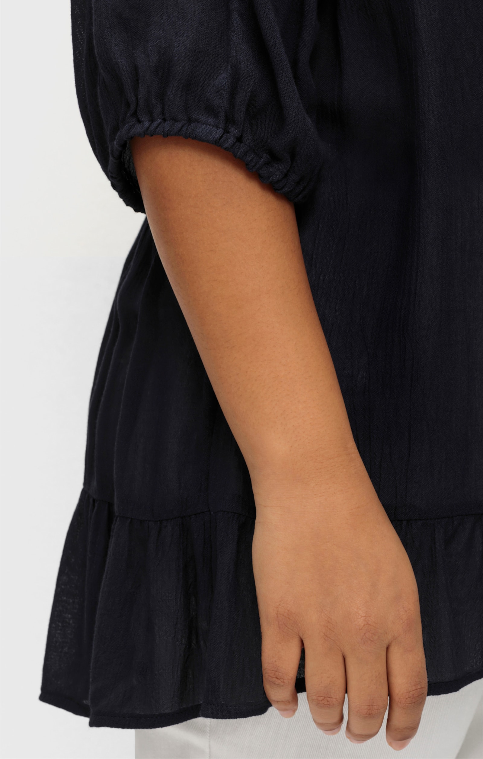 sheego Kurzarmbluse mit Volants am Saum - tiefblau