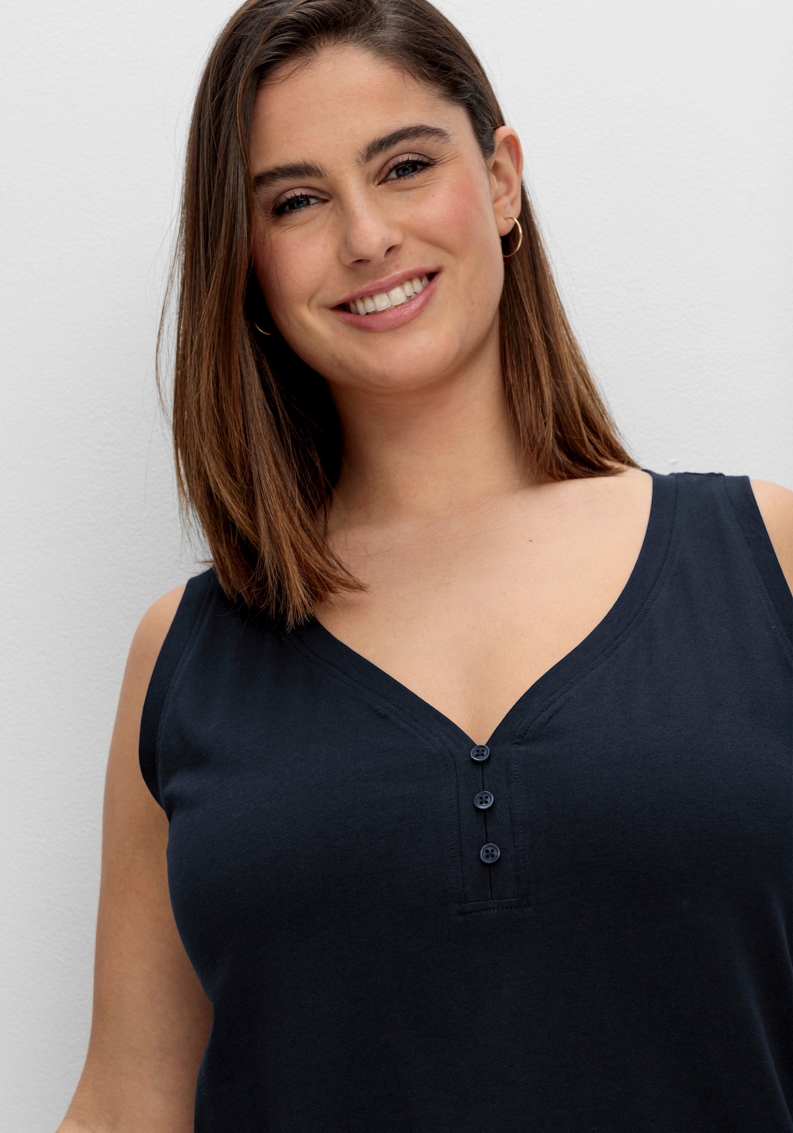 sheego Tanktop mit V-Ausschnitt und Zierknopfleiste - tiefblau