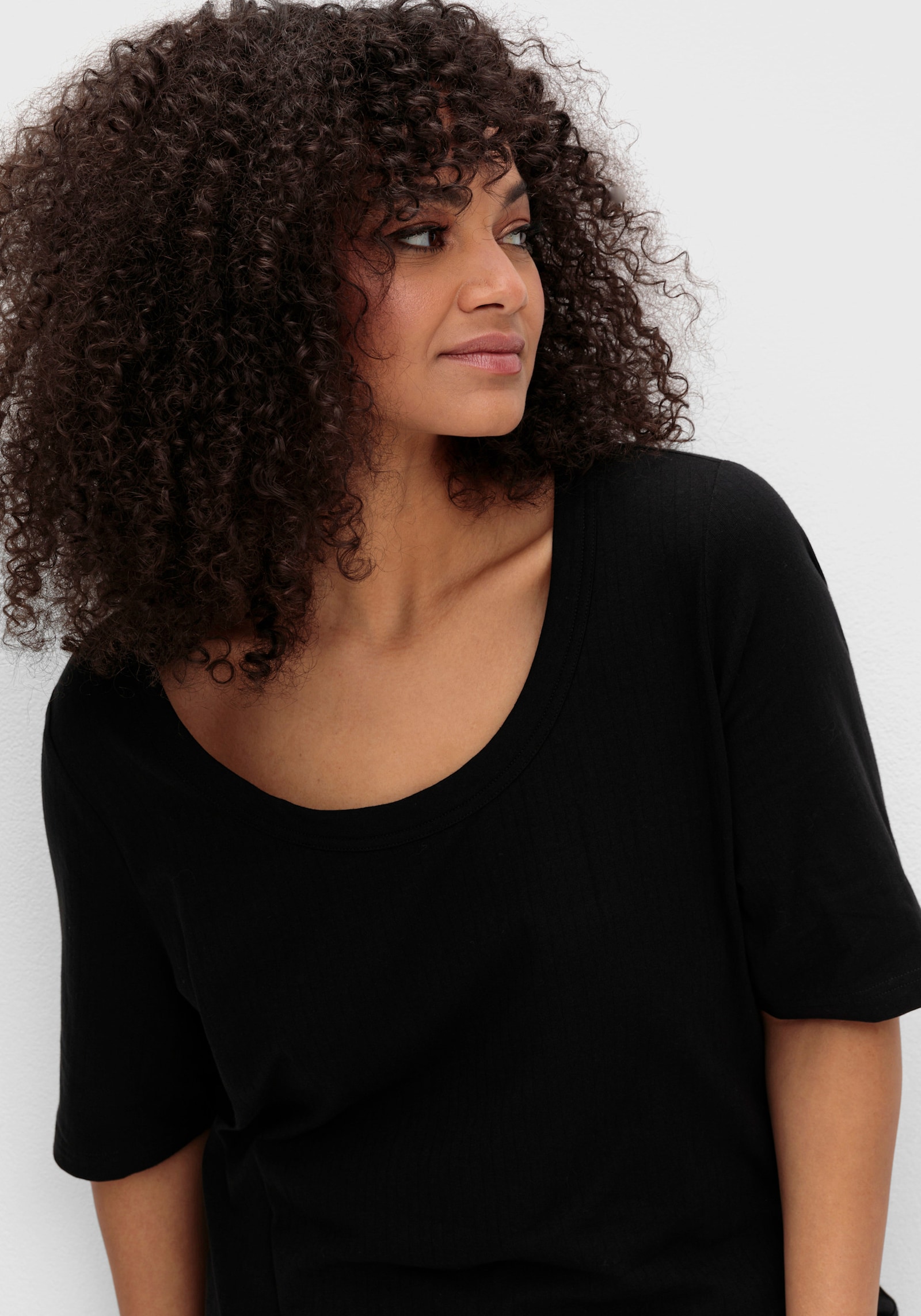 sheego Rippshirt mit weitem Rundhalsausschnitt - schwarz