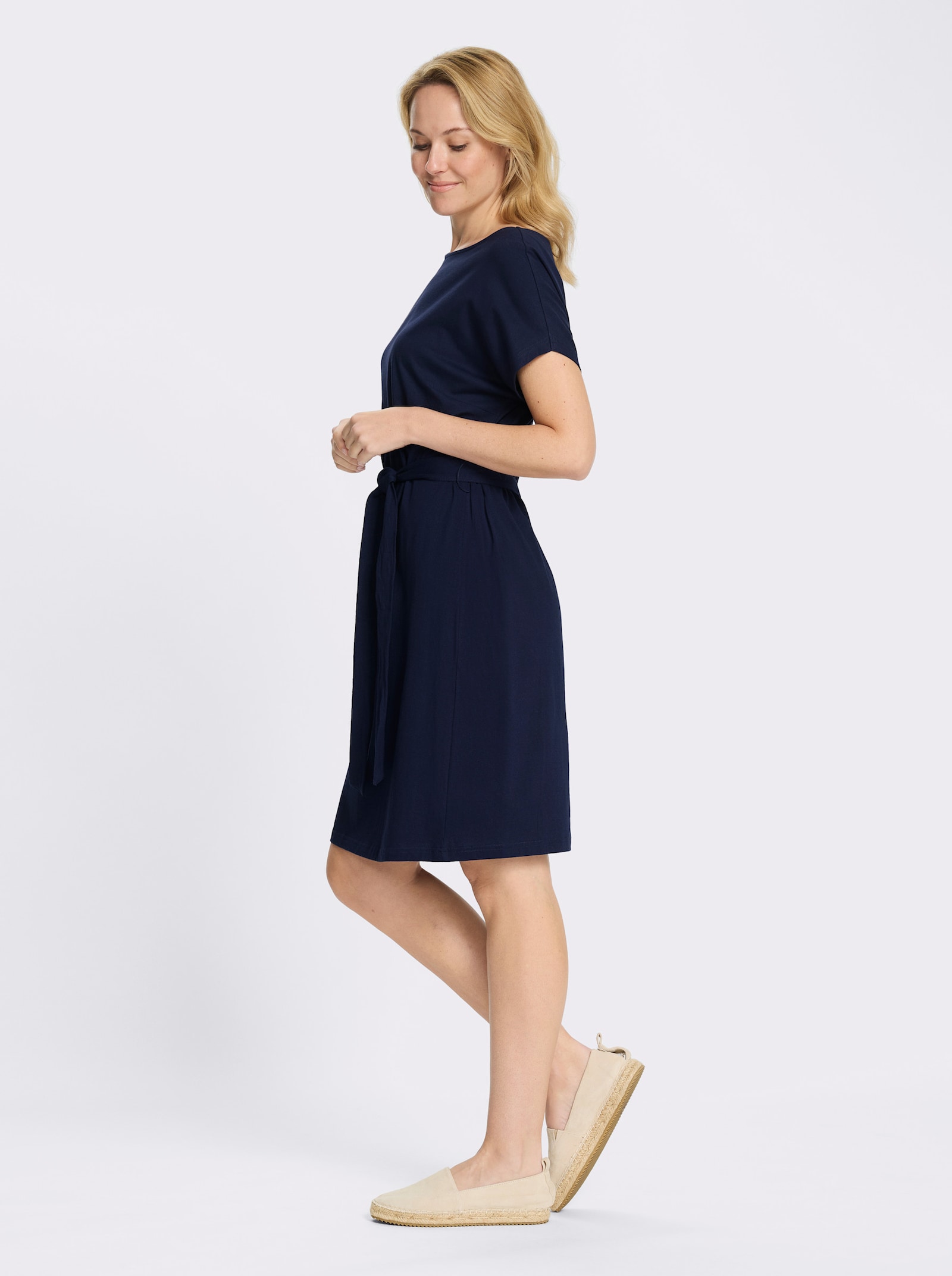 Jerseykleid mit Bindegürtel - marine