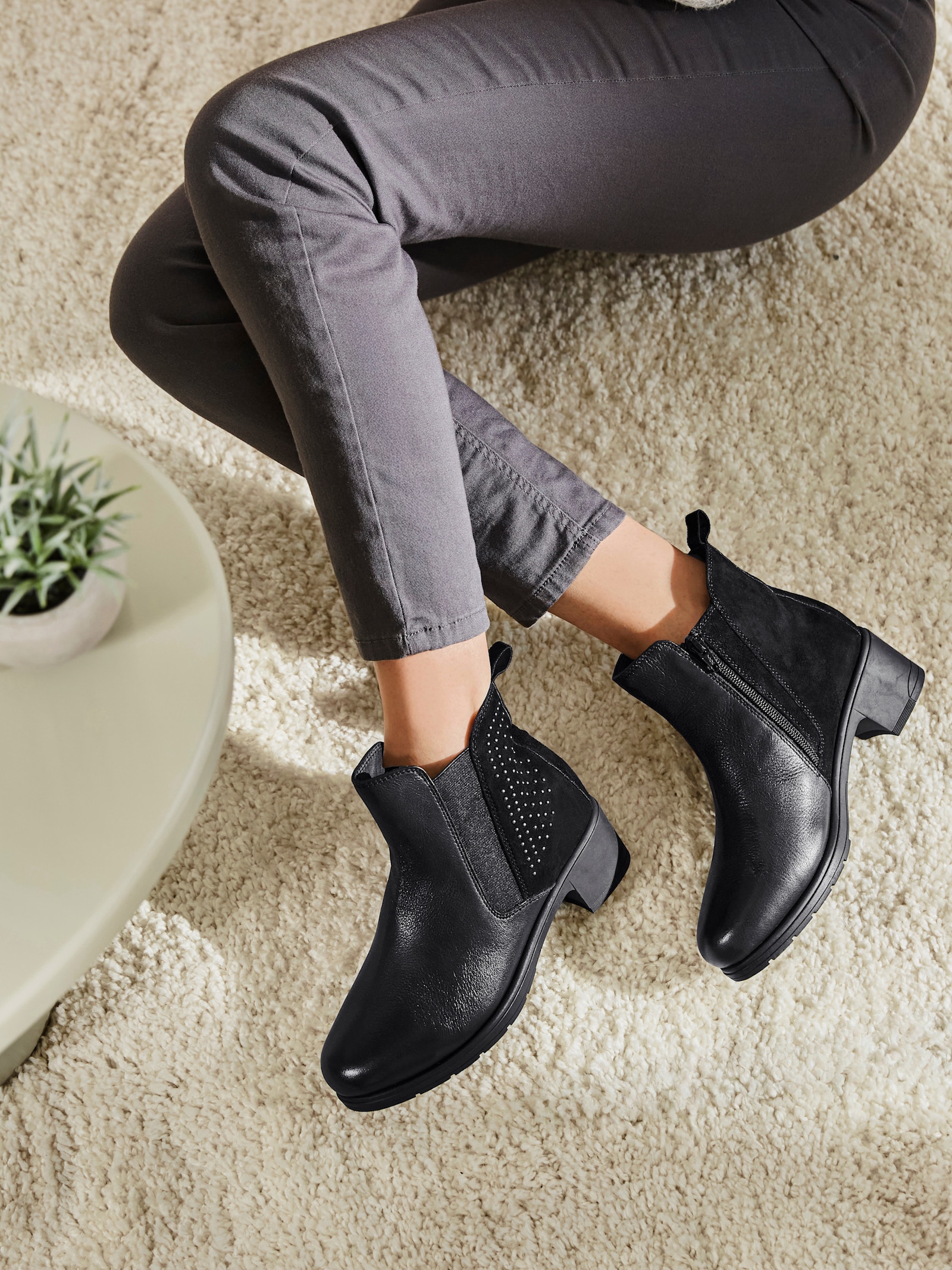 airsoft modern+ Stiefelette mit Nieten-Verzierung - schwarz